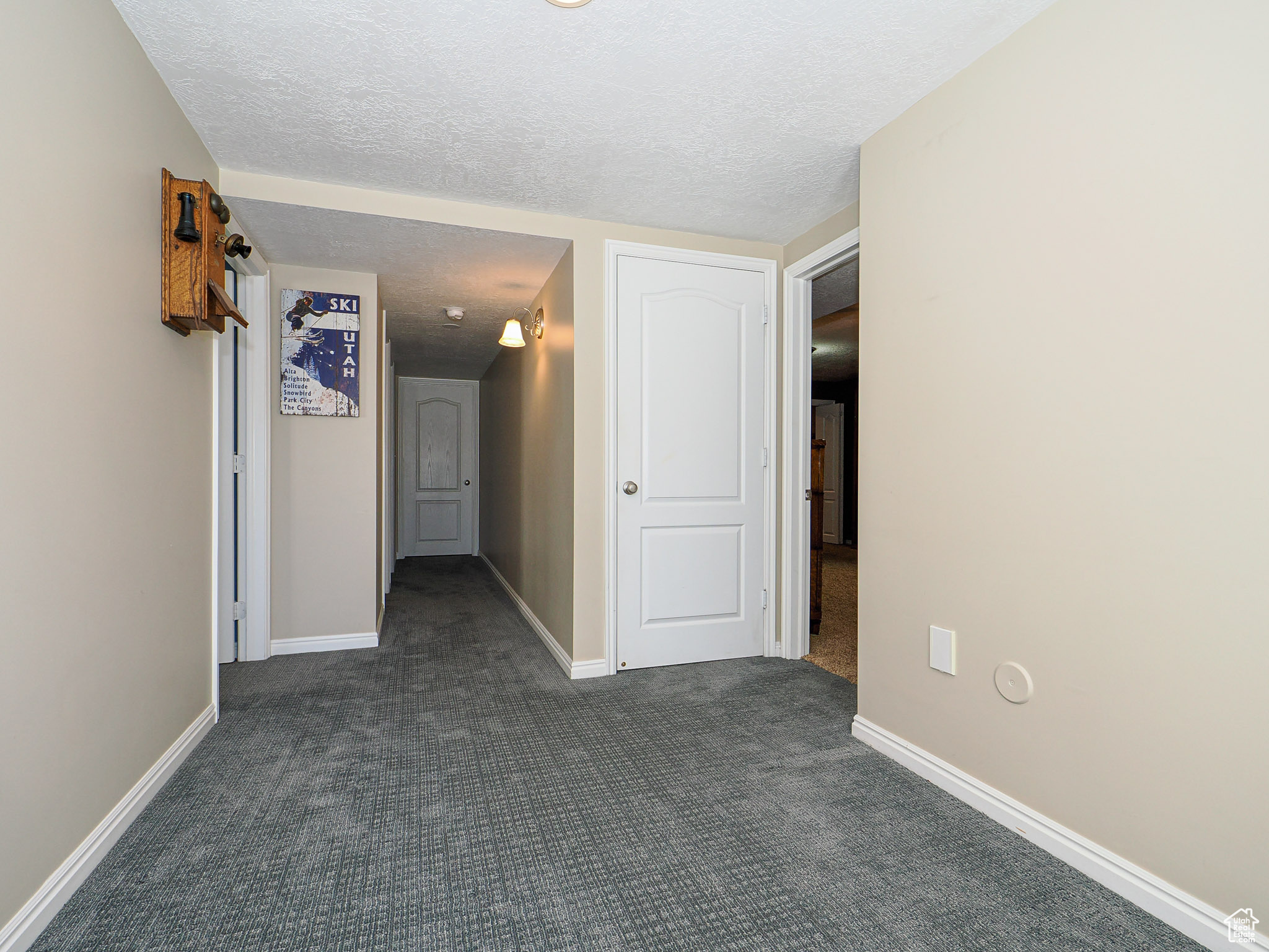 1202 E PARKSTONE DR