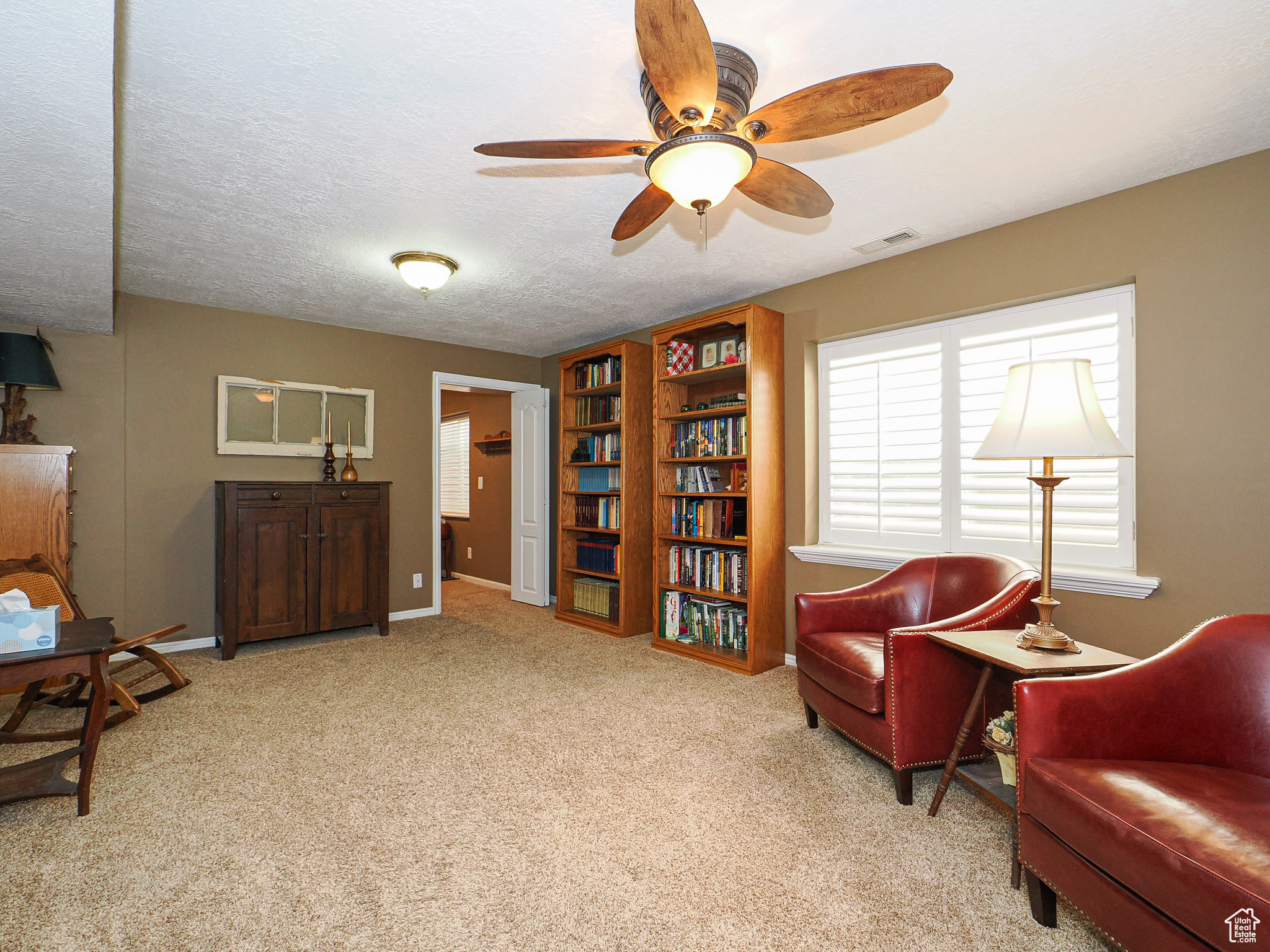 1202 E PARKSTONE DR