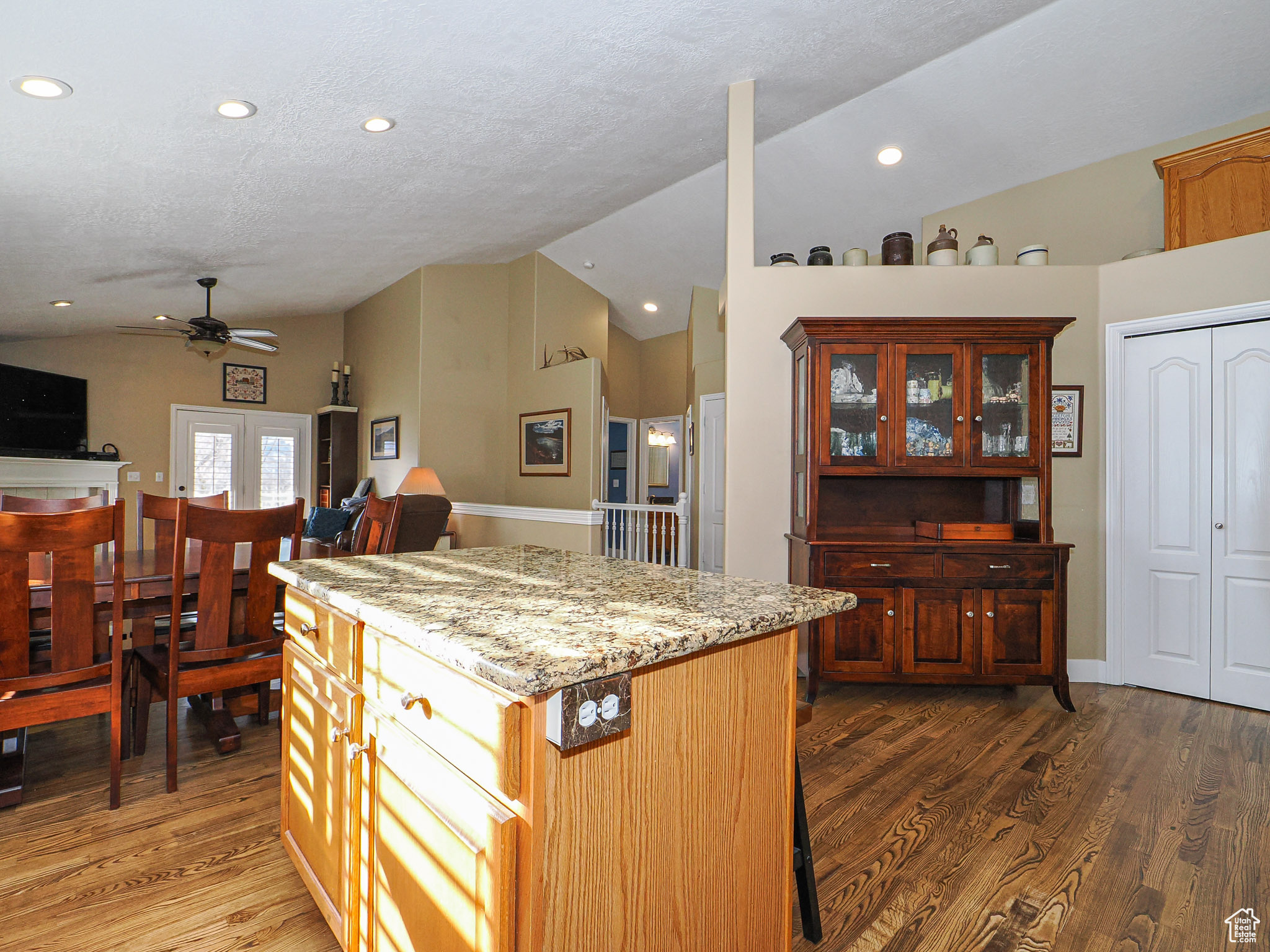 1202 E PARKSTONE DR