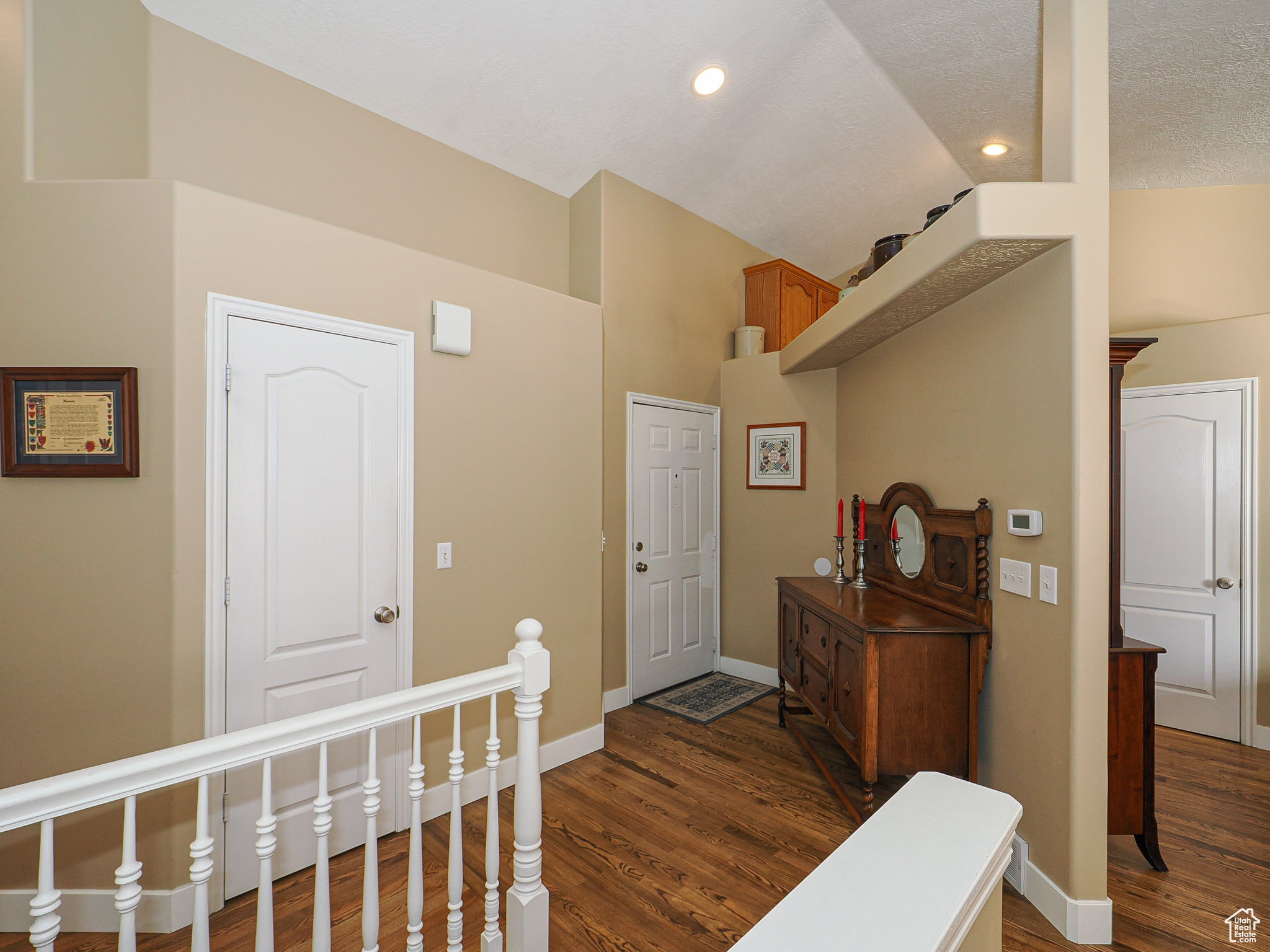1202 E PARKSTONE DR