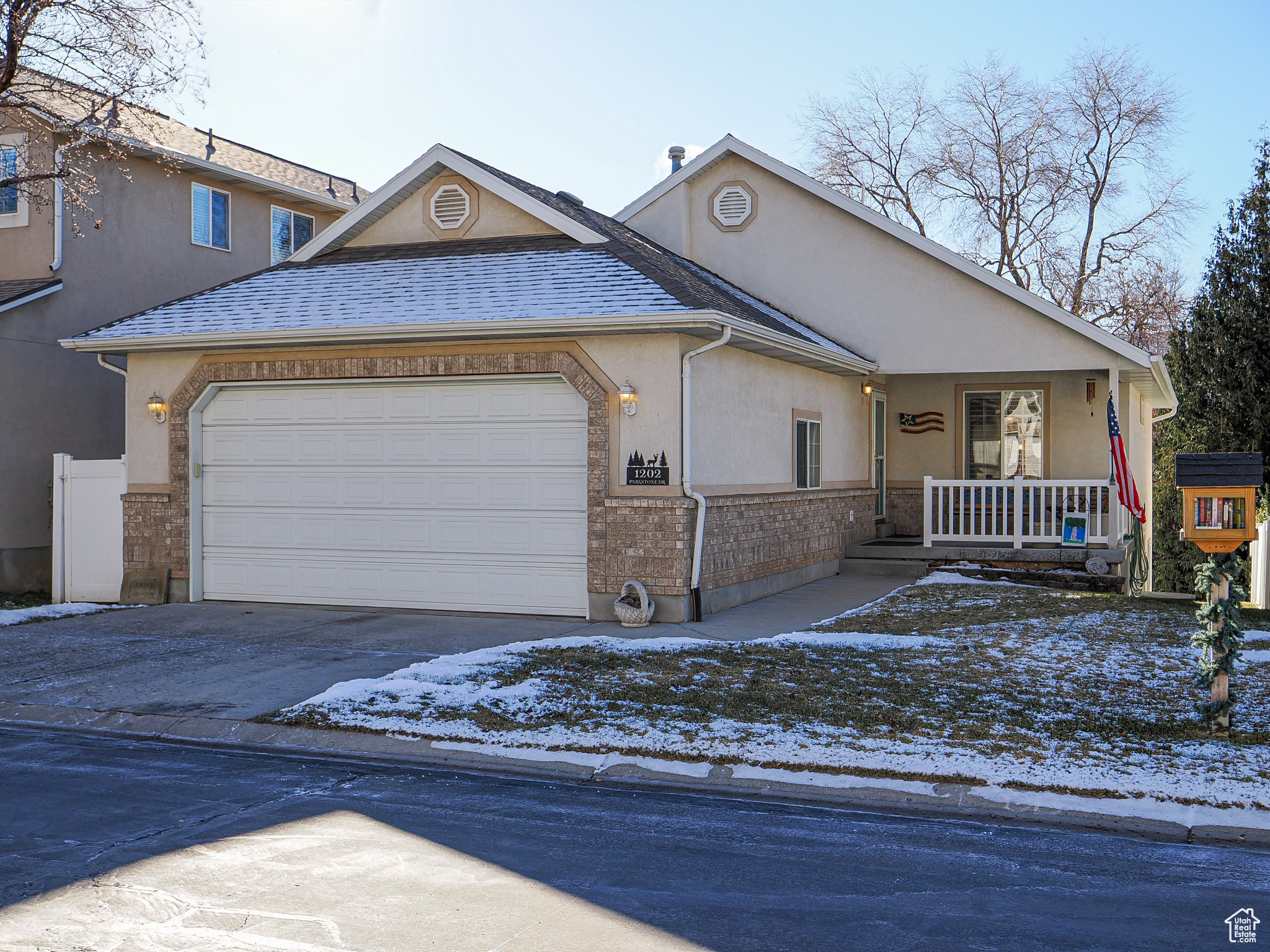 1202 E PARKSTONE DR