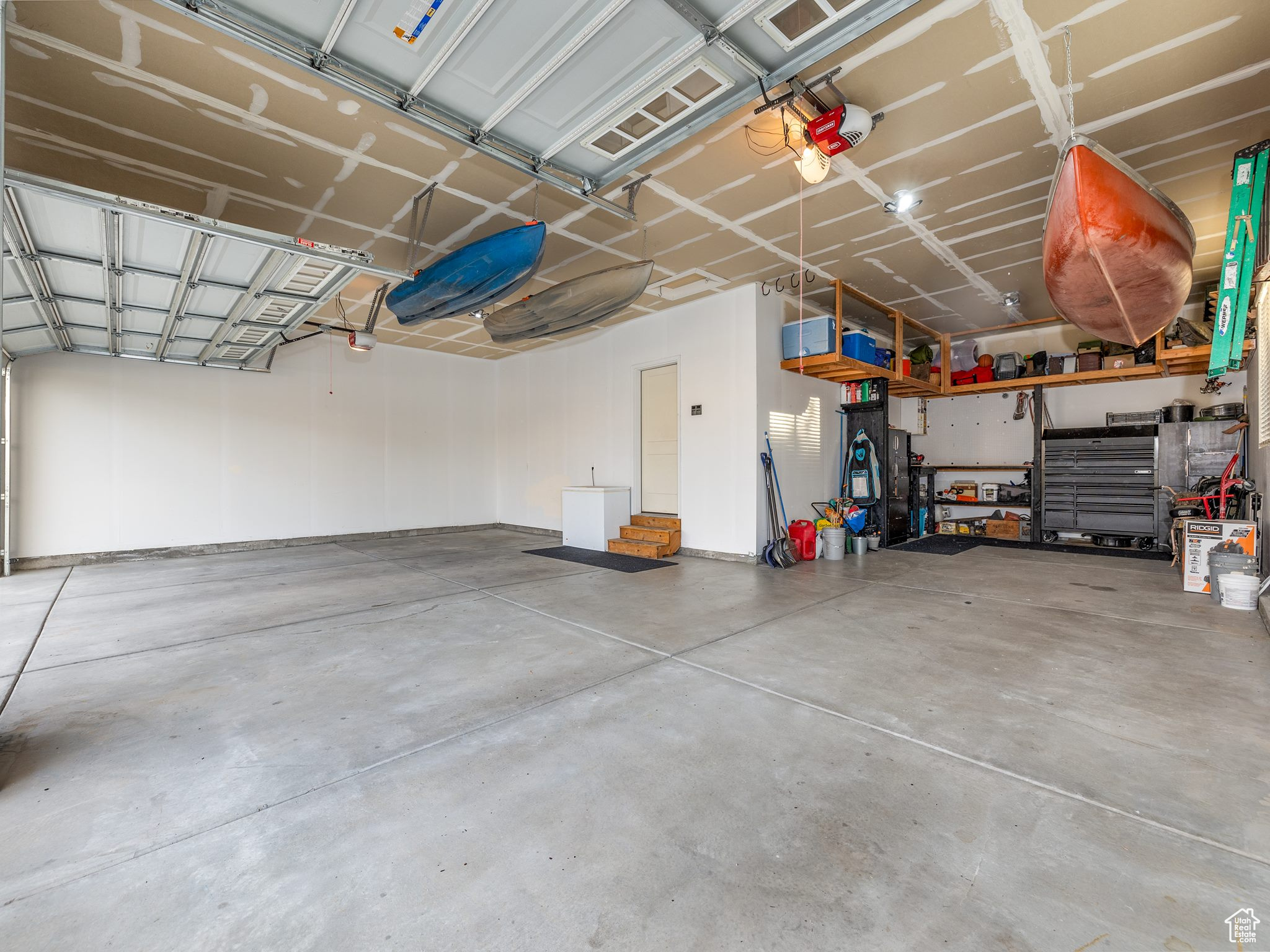 1352 E ABIGAIL LN