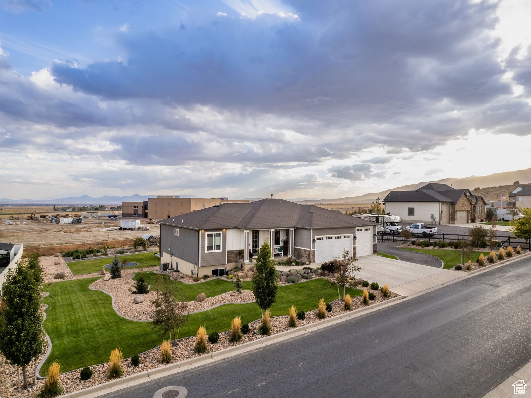 1352 E ABIGAIL LN