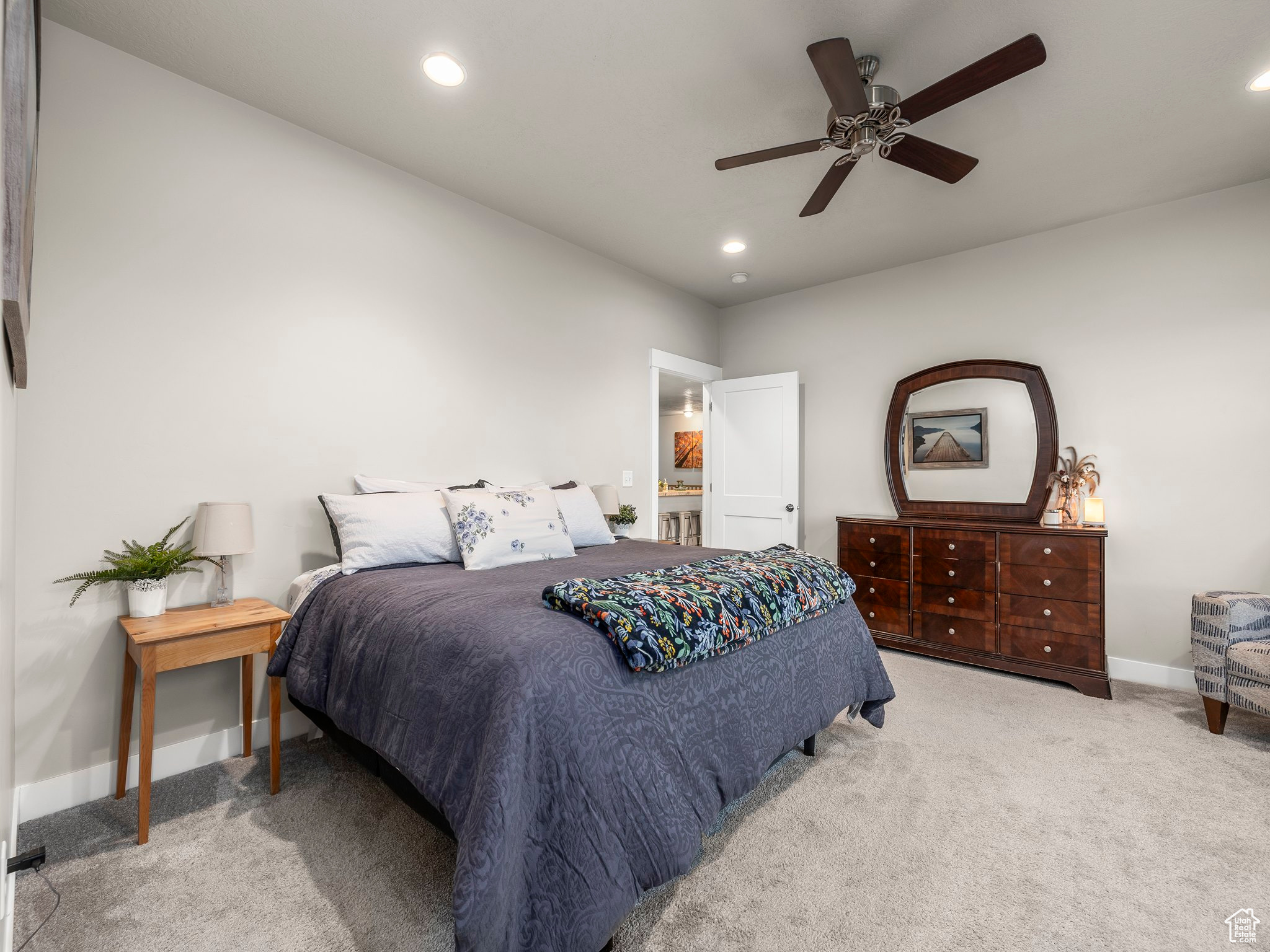 1352 E ABIGAIL LN