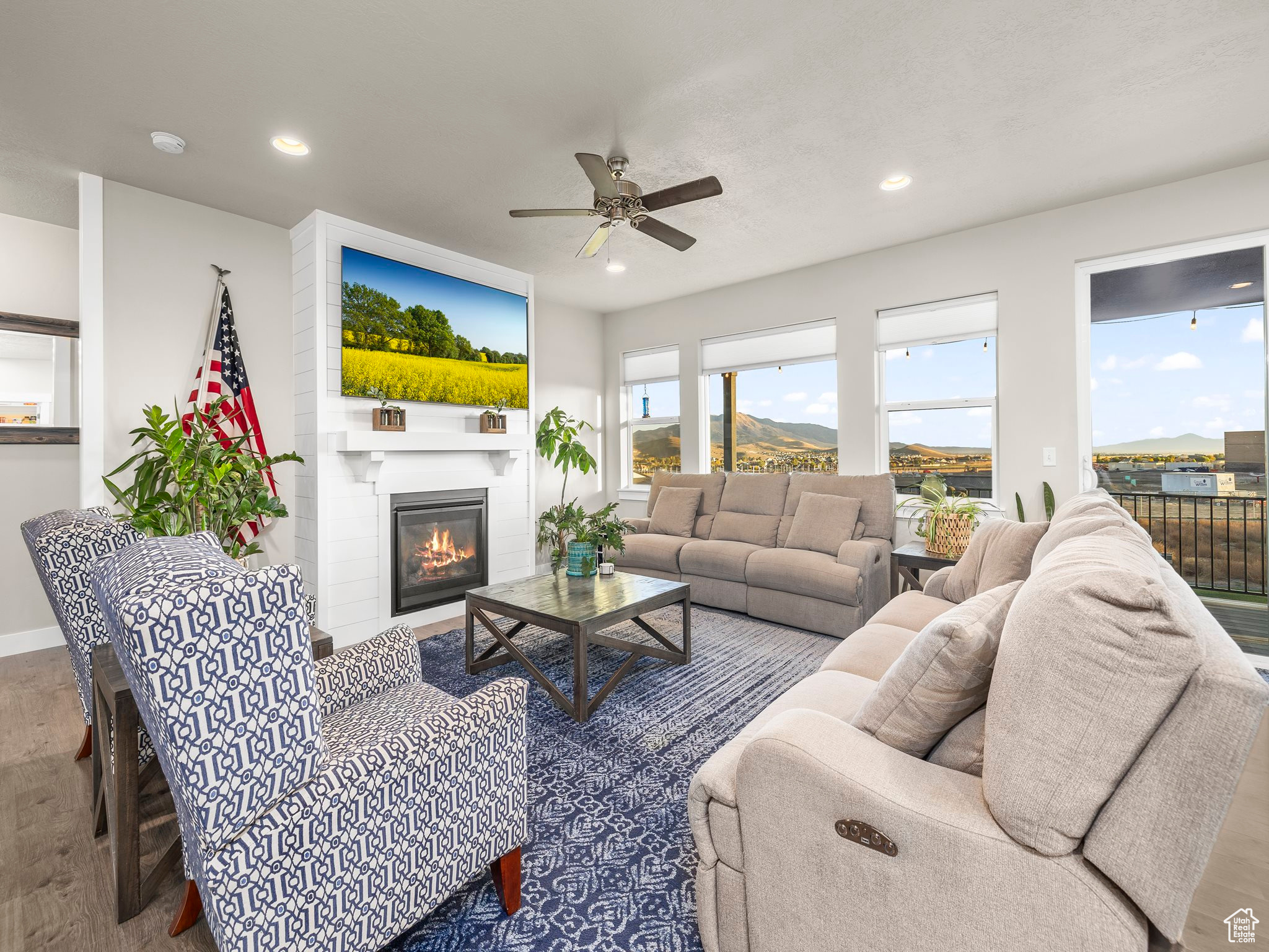 1352 E ABIGAIL LN
