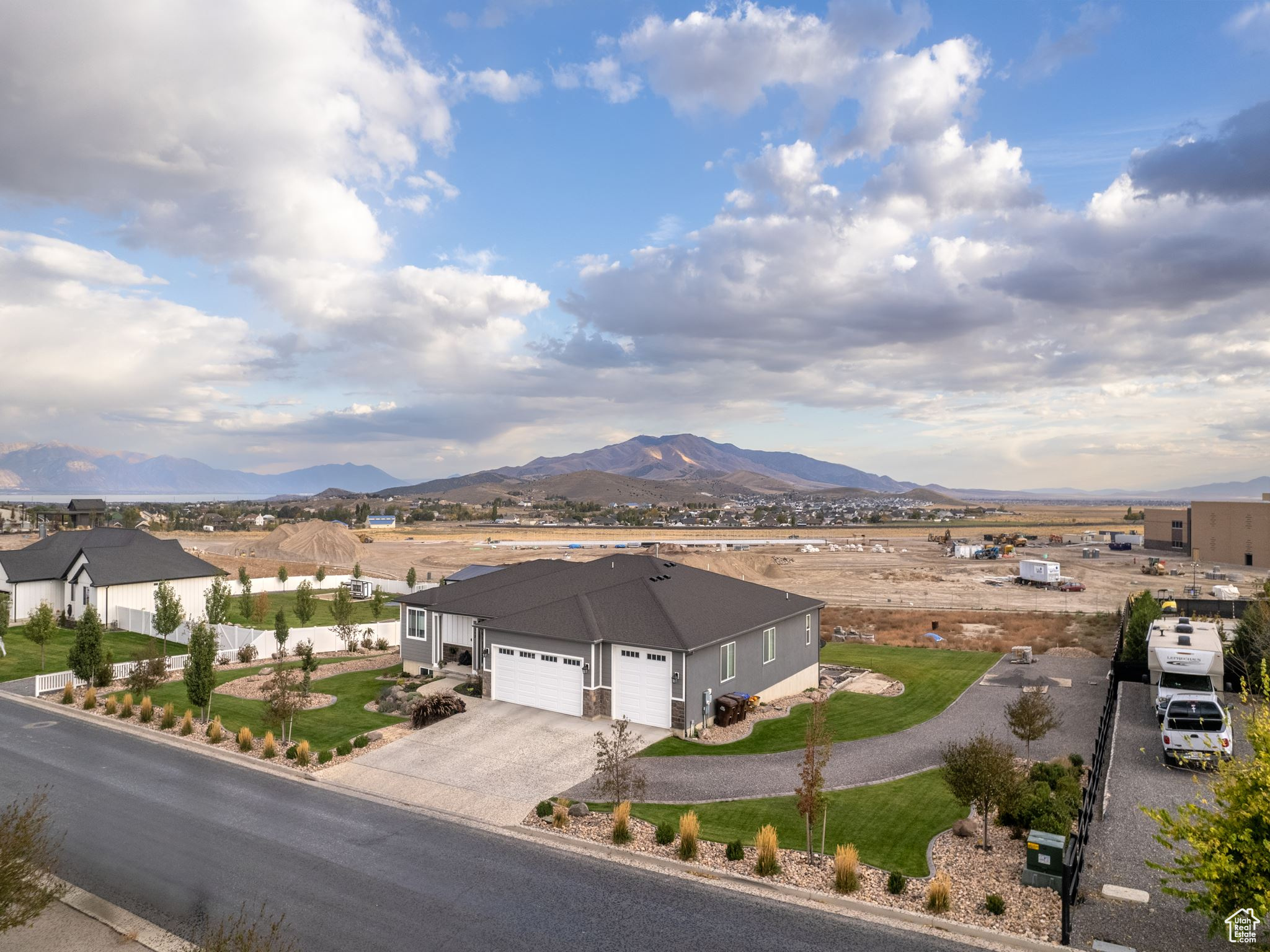 1352 E ABIGAIL LN