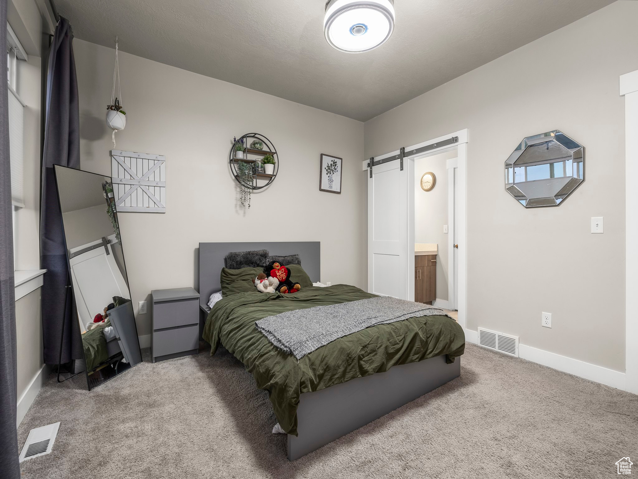 1352 E ABIGAIL LN