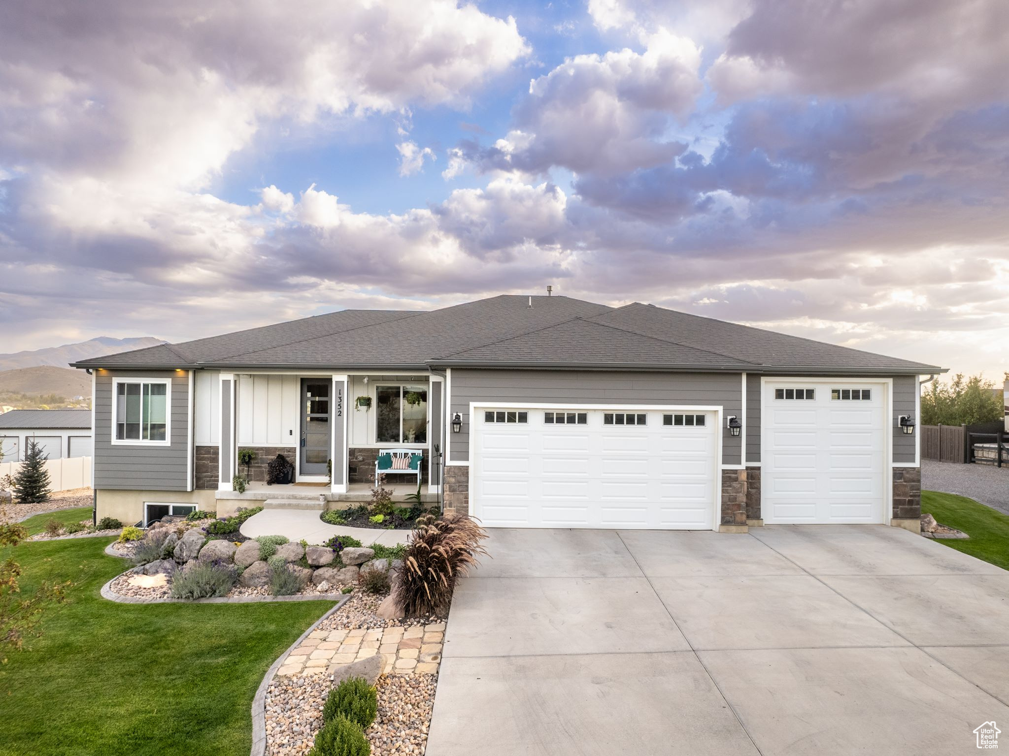 1352 E ABIGAIL LN