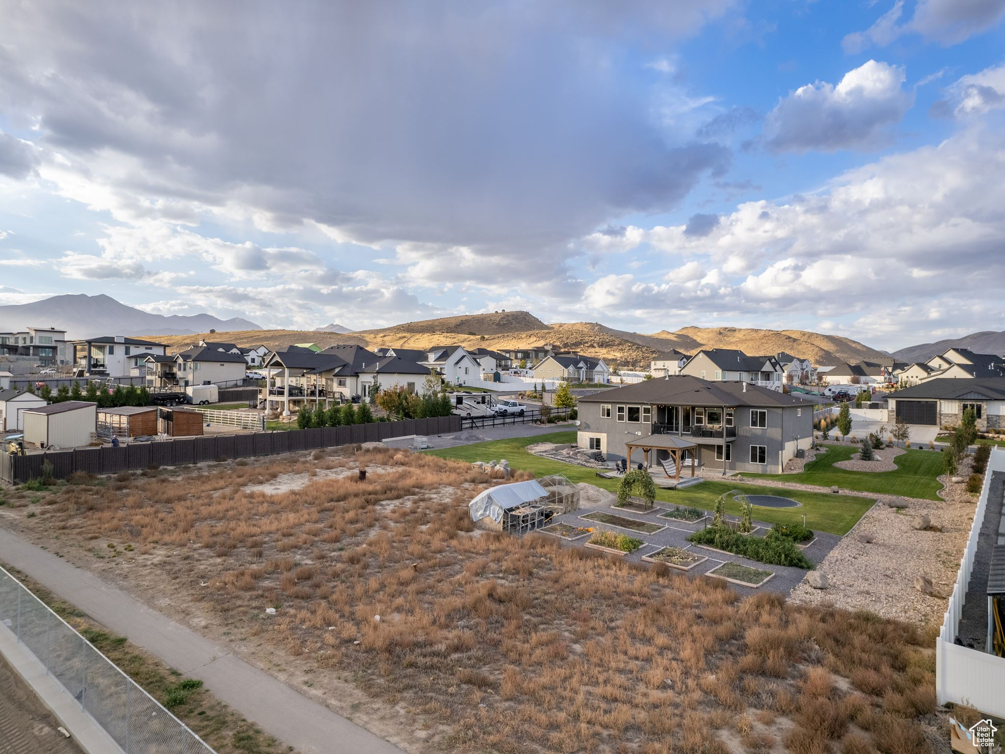 1352 E ABIGAIL LN