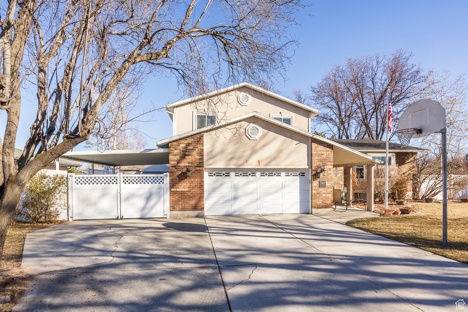 748 W WALDEN DR