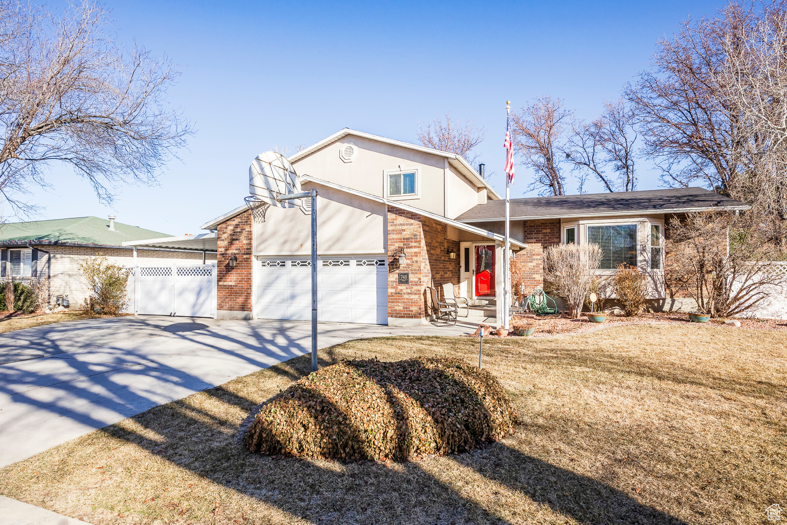 748 W WALDEN DR