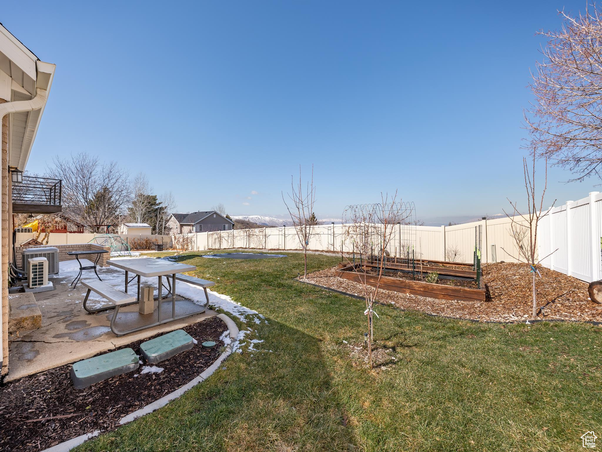 379 E SALEM HILLS DR