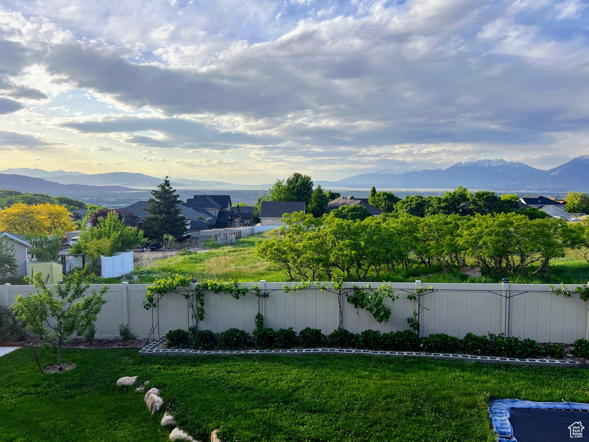 379 E SALEM HILLS DR