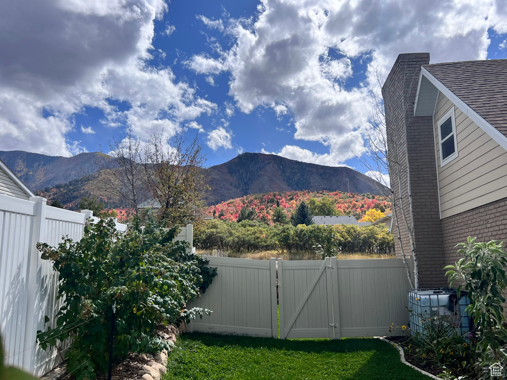379 E SALEM HILLS DR