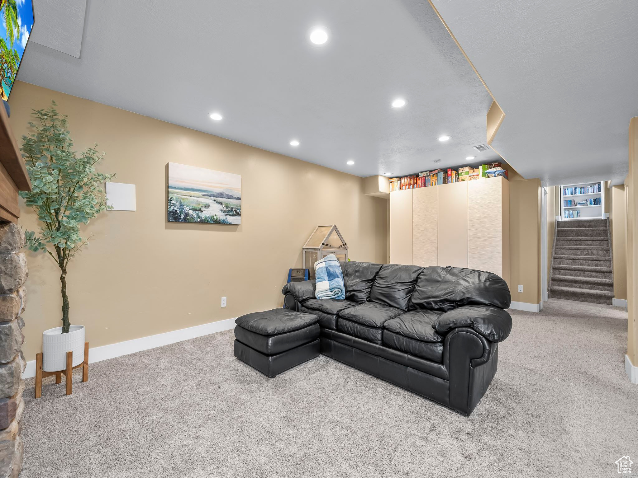 379 E SALEM HILLS DR