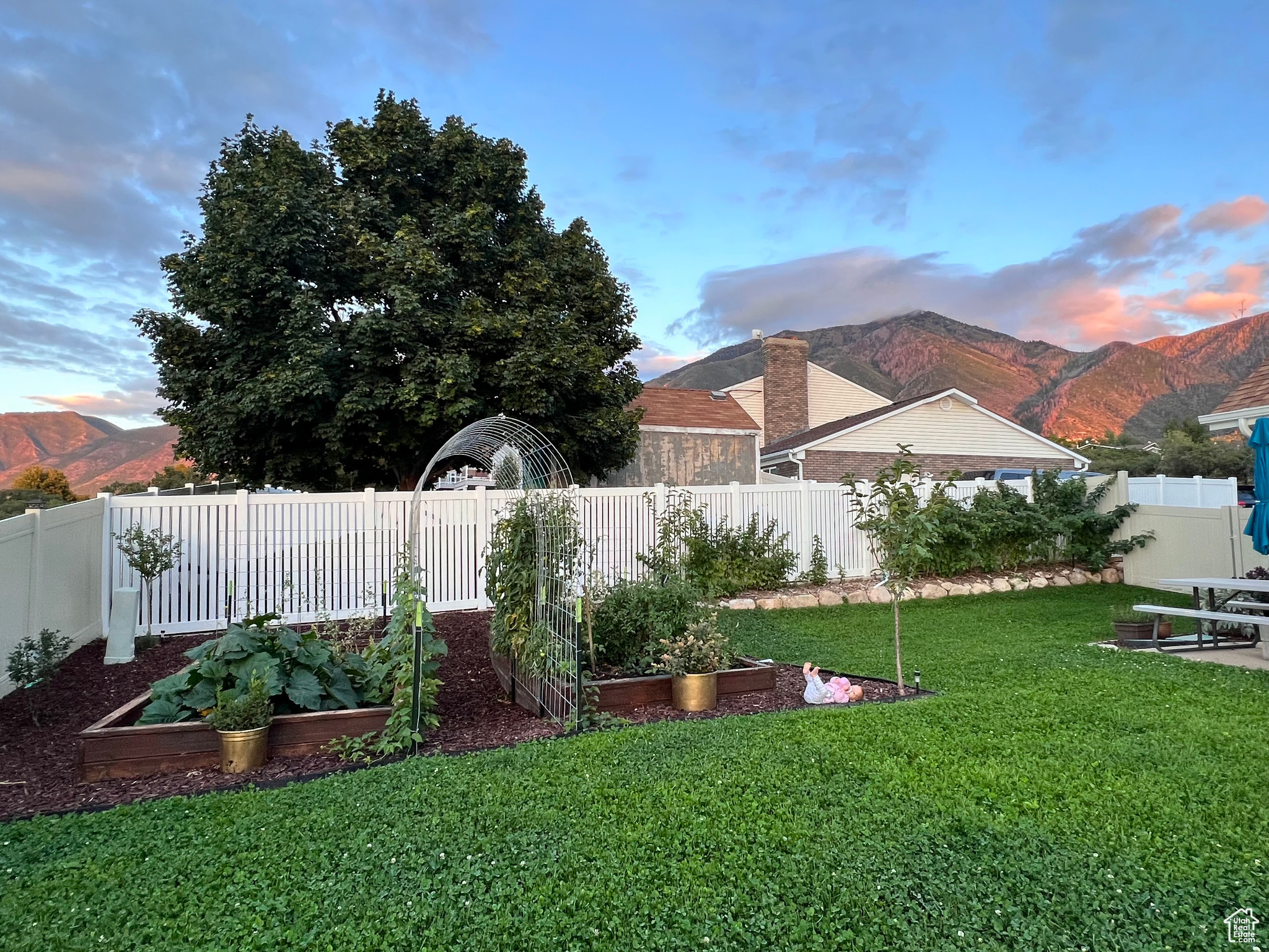 379 E SALEM HILLS DR