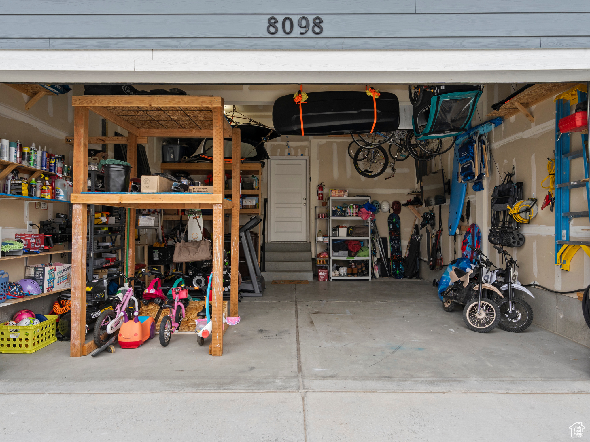 8098 N CLYDESDALE DR