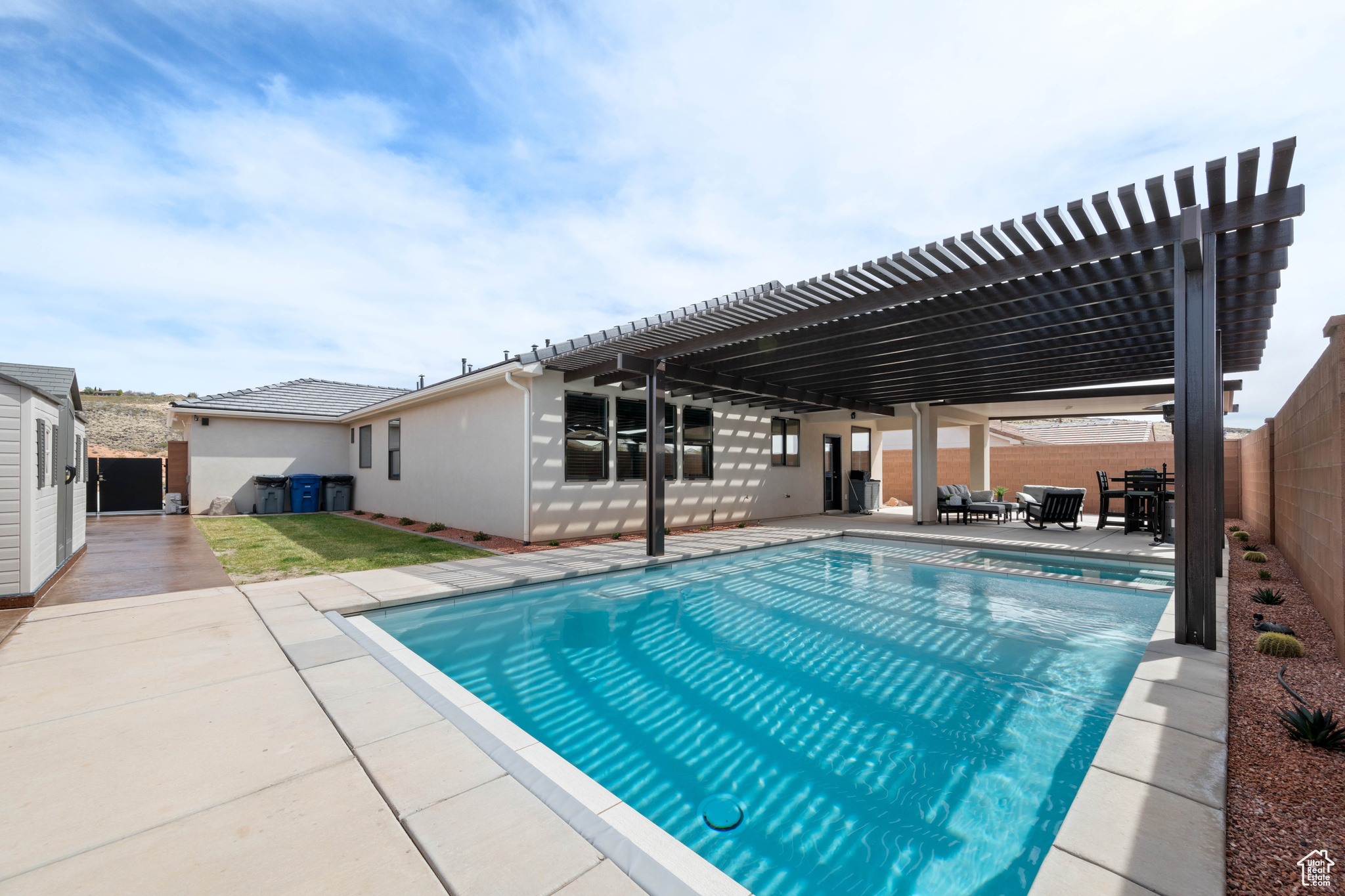 561 N SANDY TALUS DR