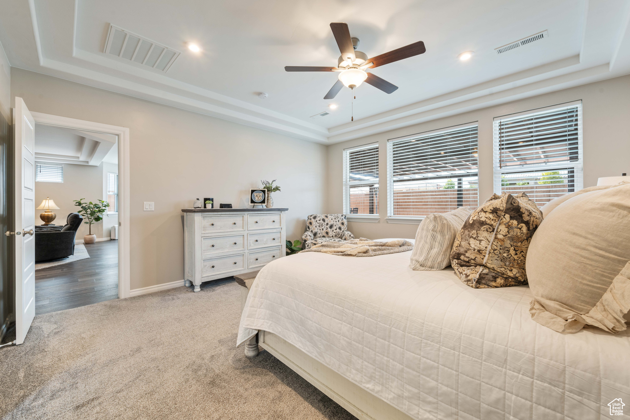 561 N SANDY TALUS DR