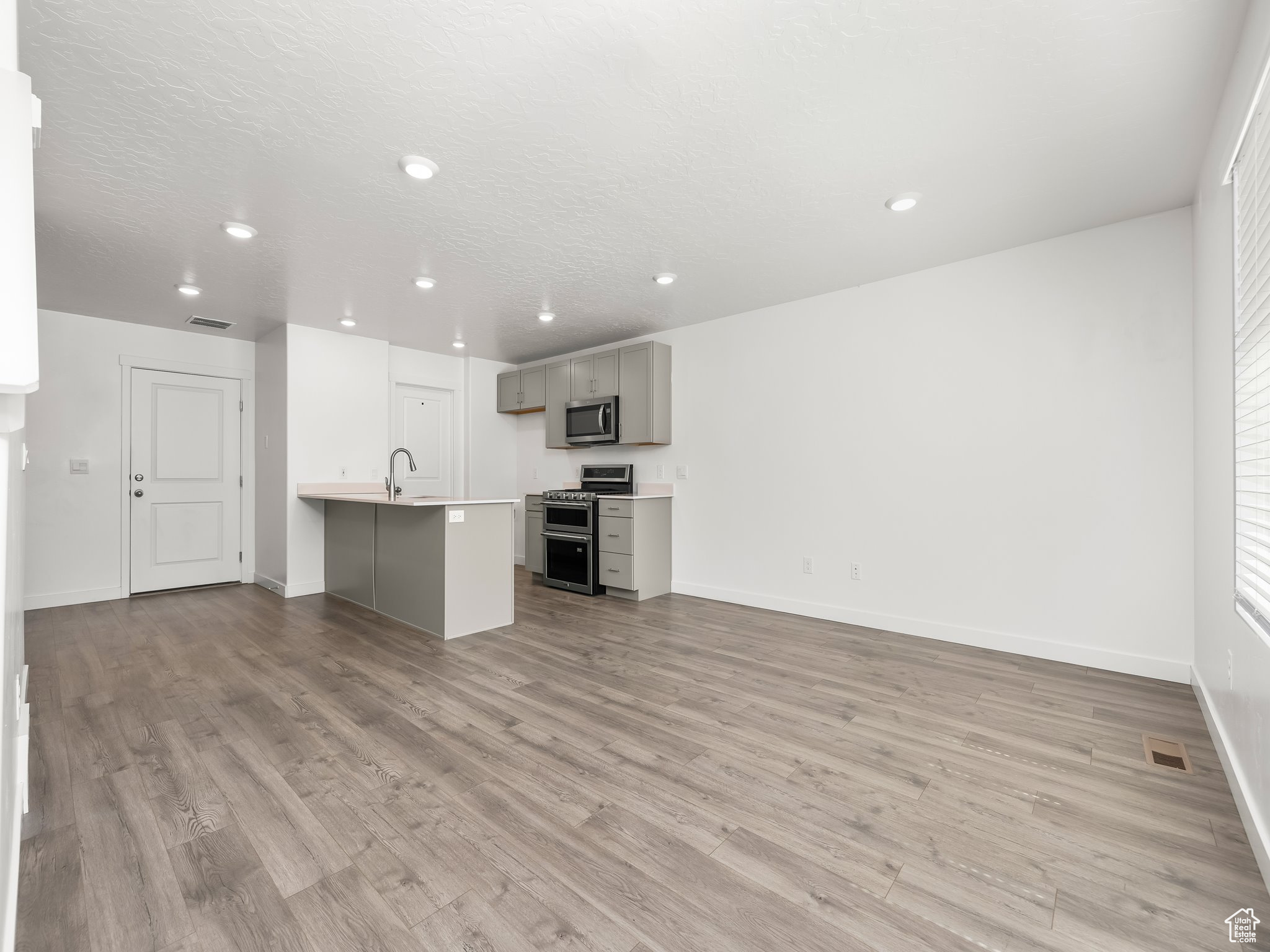 1116 E JACK DR