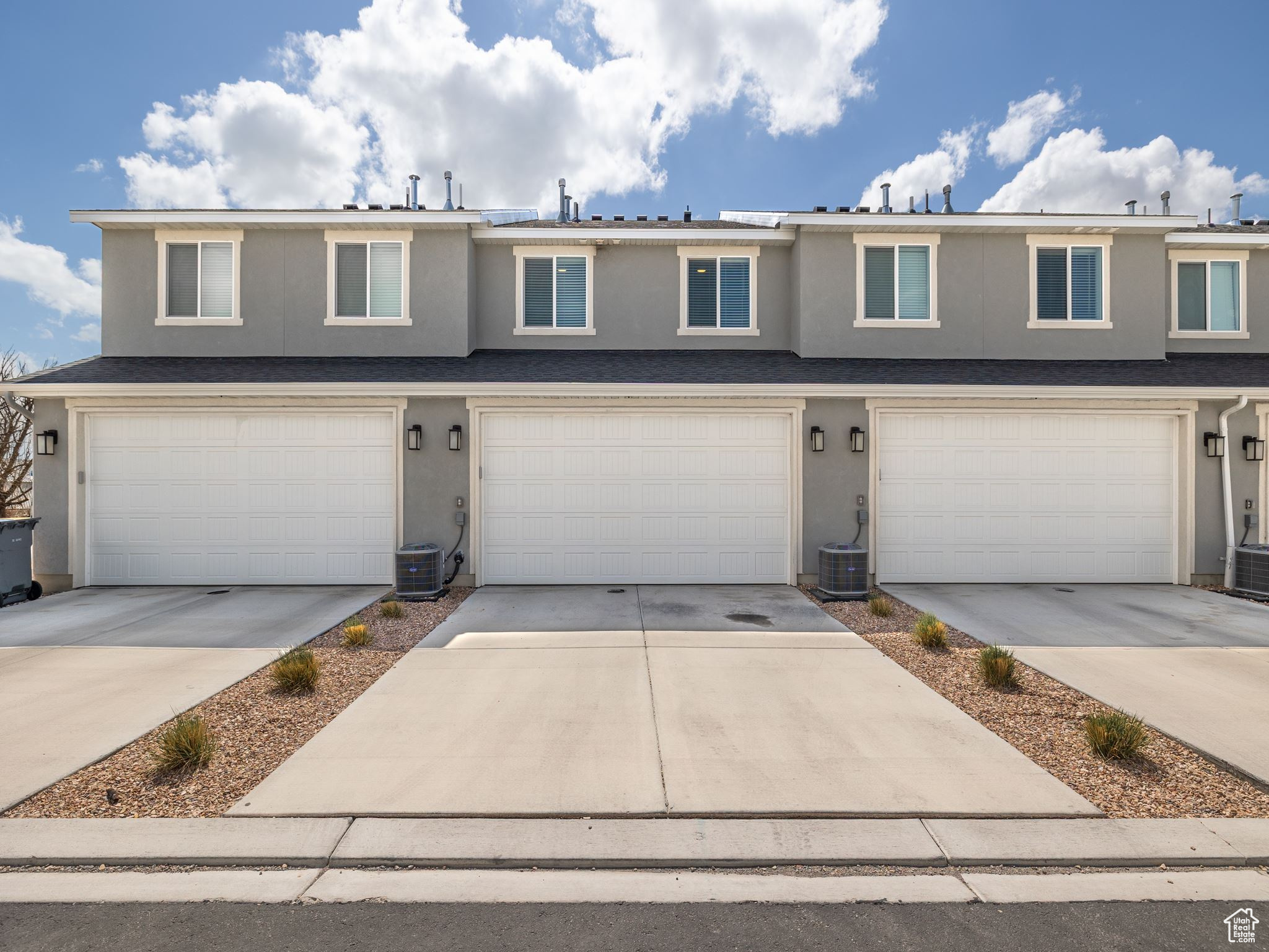 1116 E JACK DR
