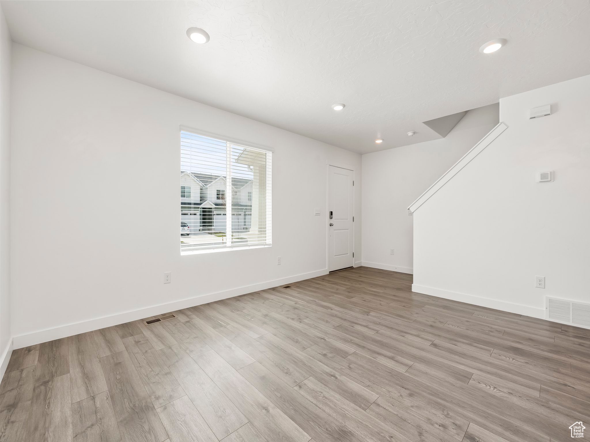 1116 E JACK DR