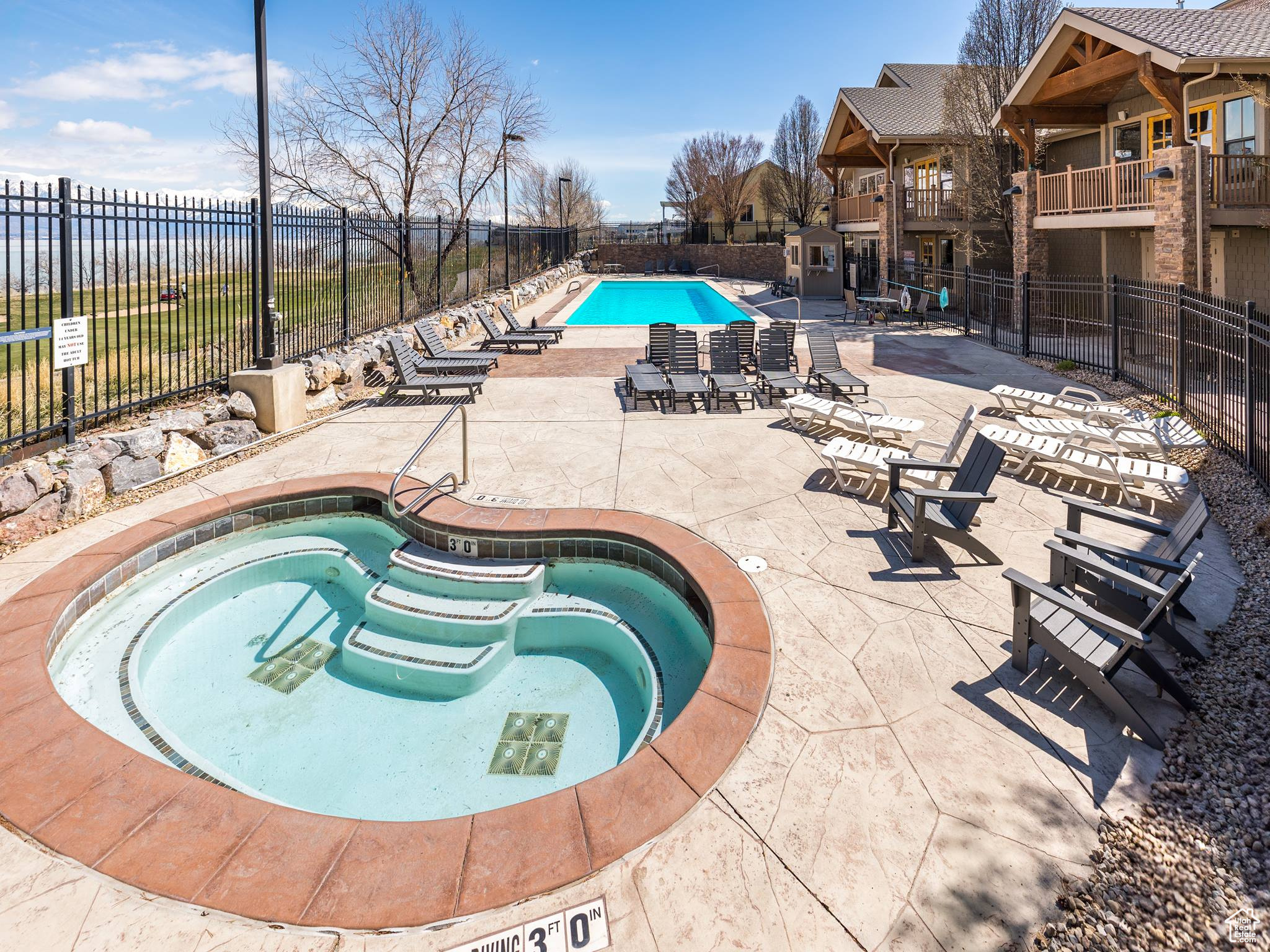 32 E REDWING CT