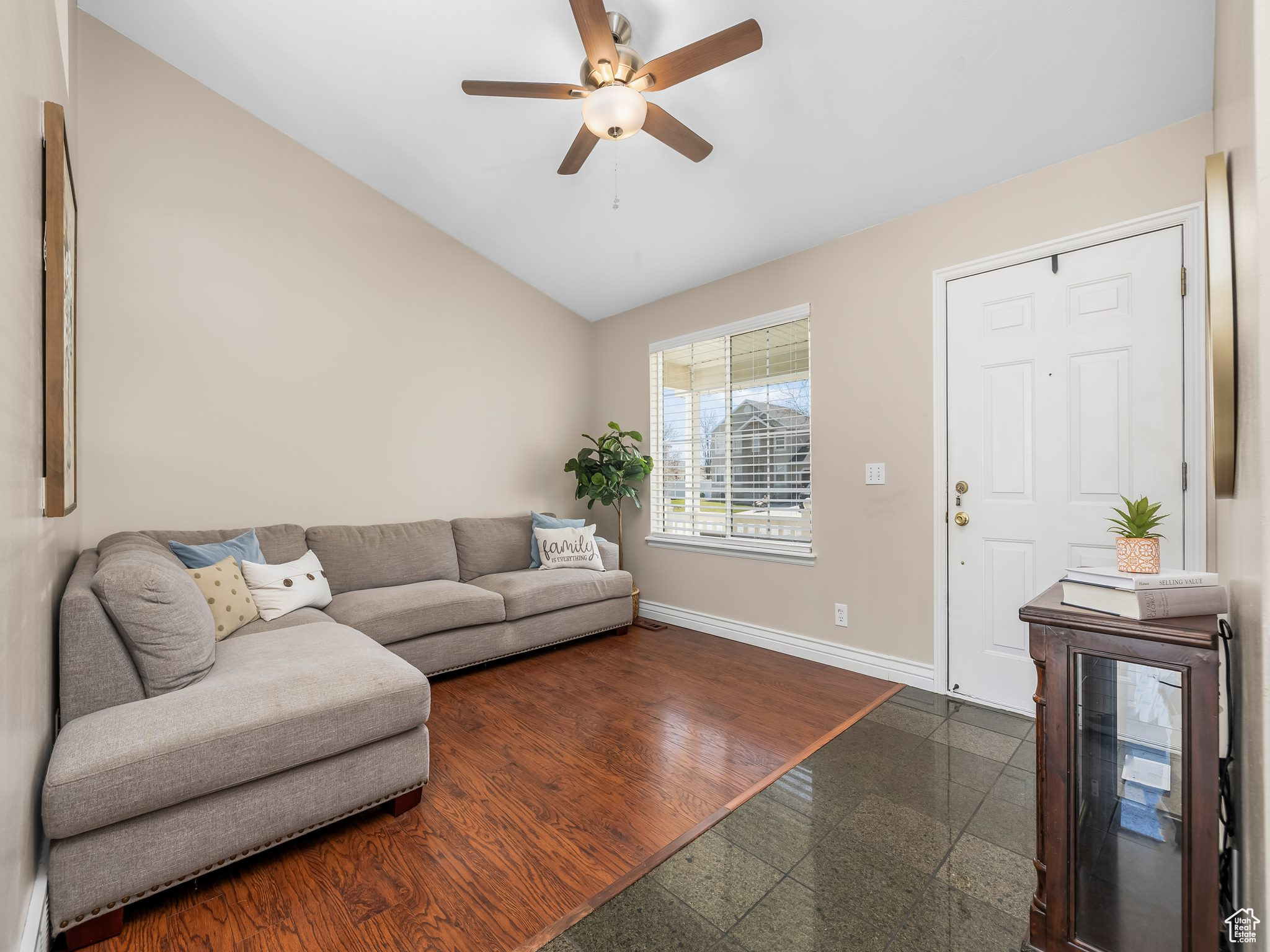 32 E REDWING CT