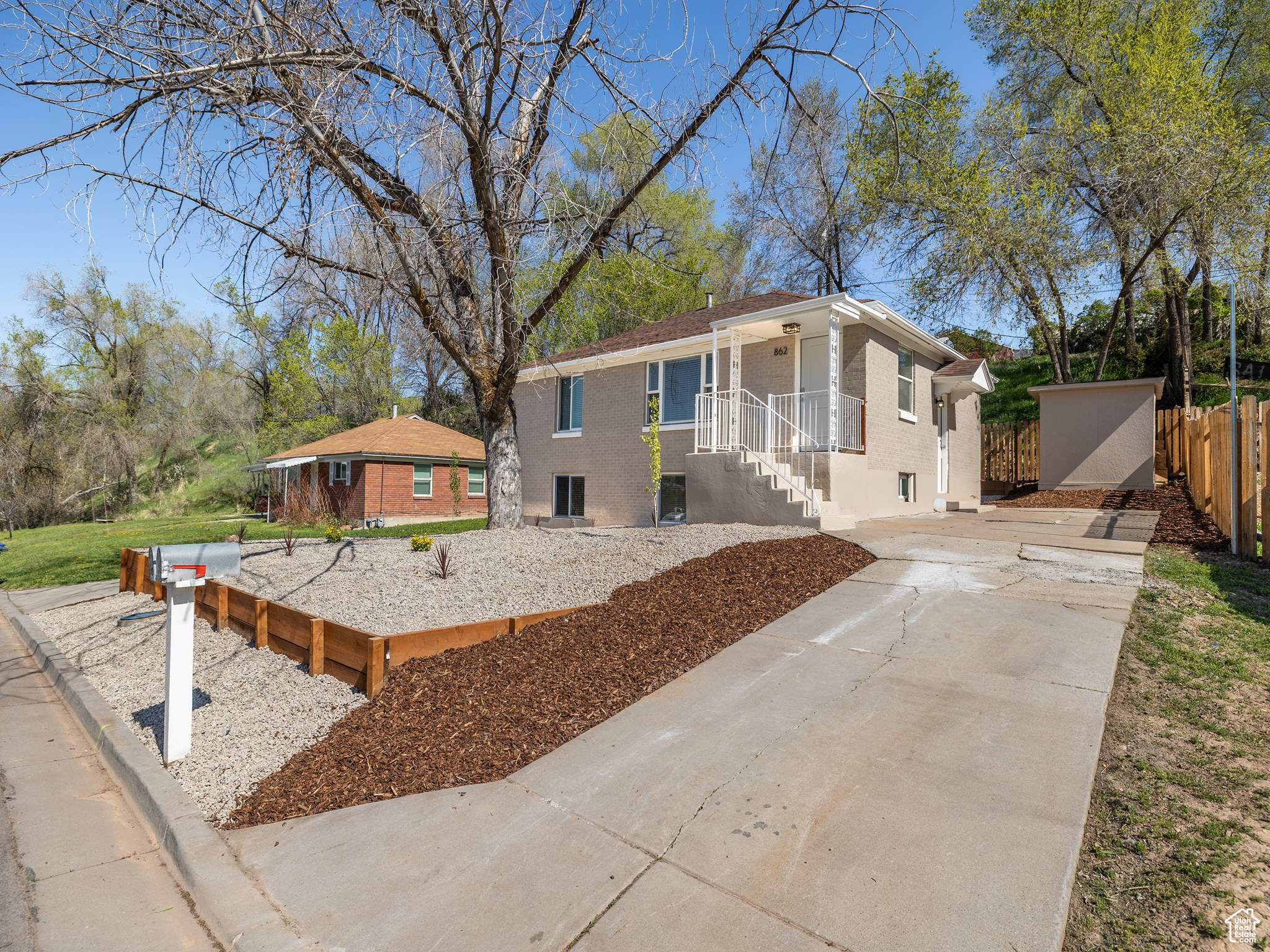 860 E SULLIVAN RD