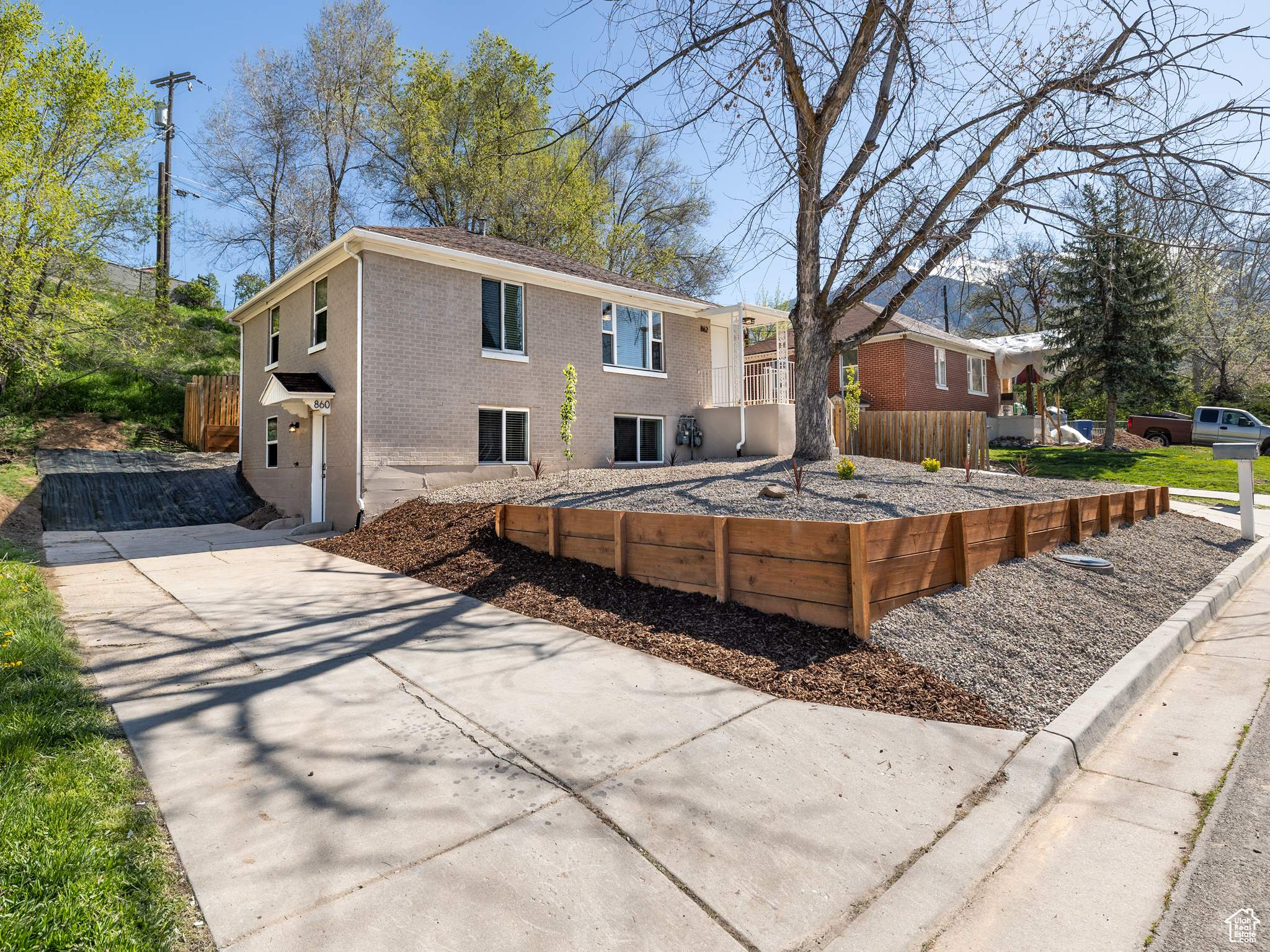 860 E SULLIVAN RD