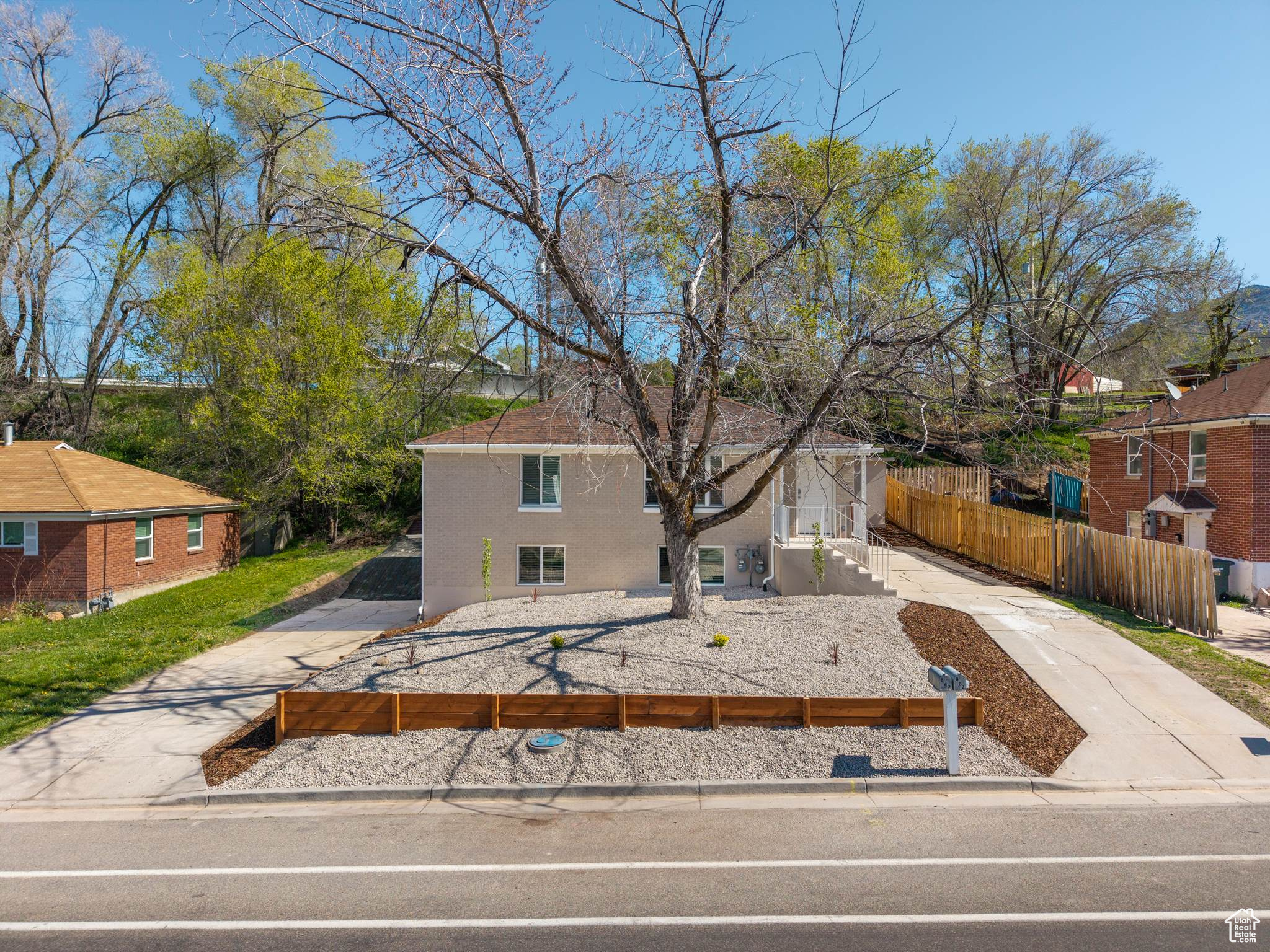 860 E SULLIVAN RD