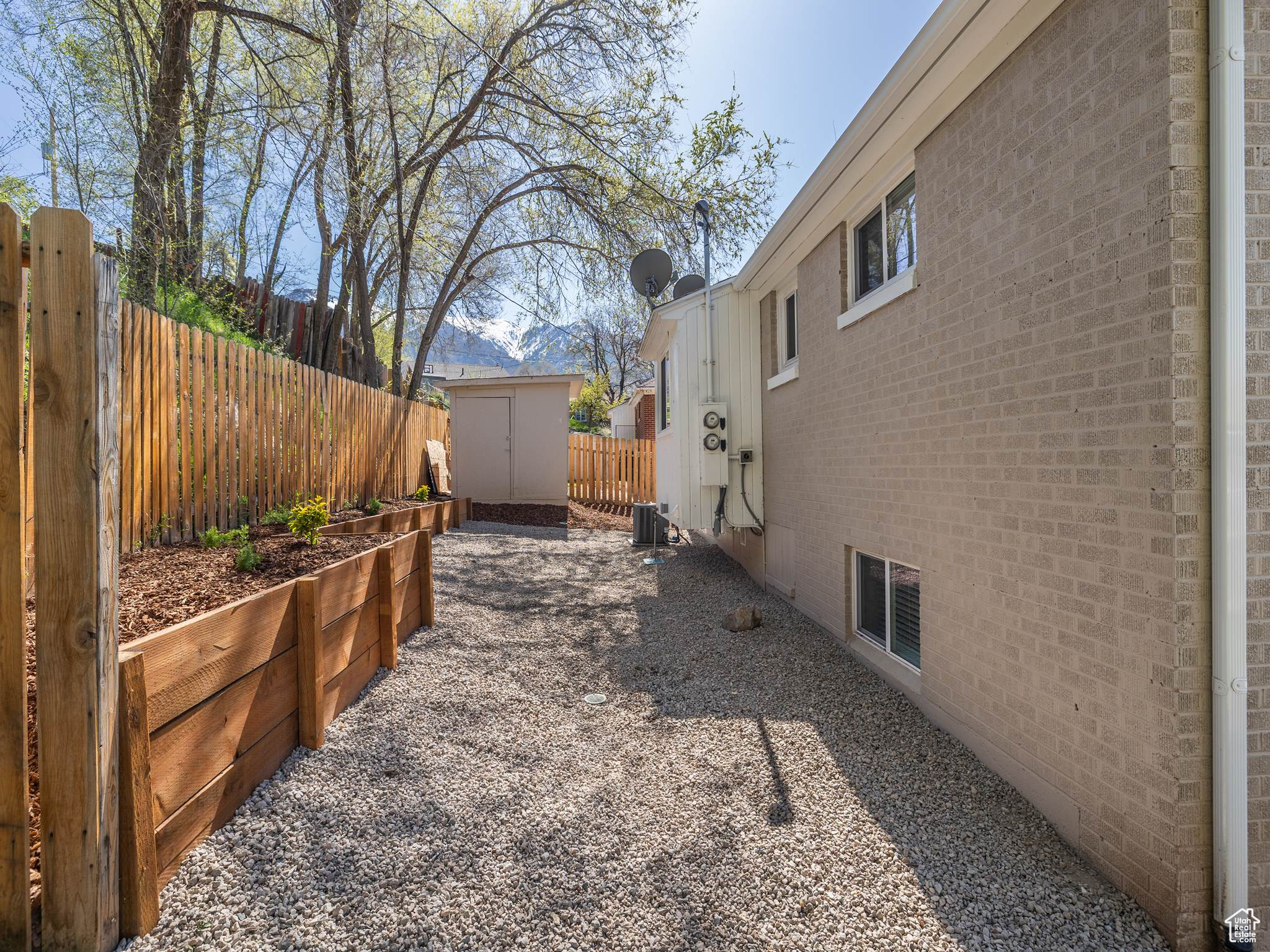 860 E SULLIVAN RD