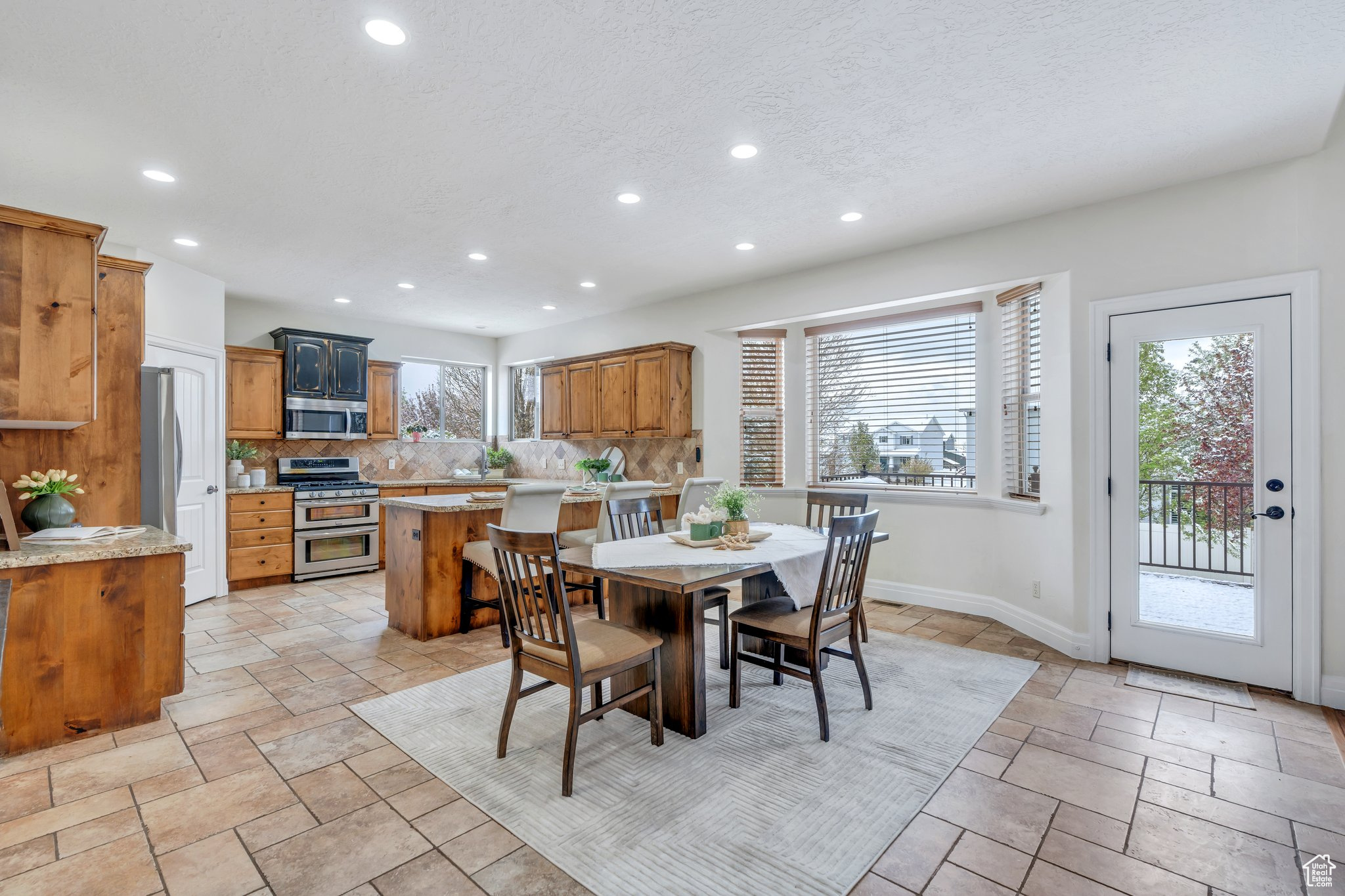 985 W SUNRISE LN
