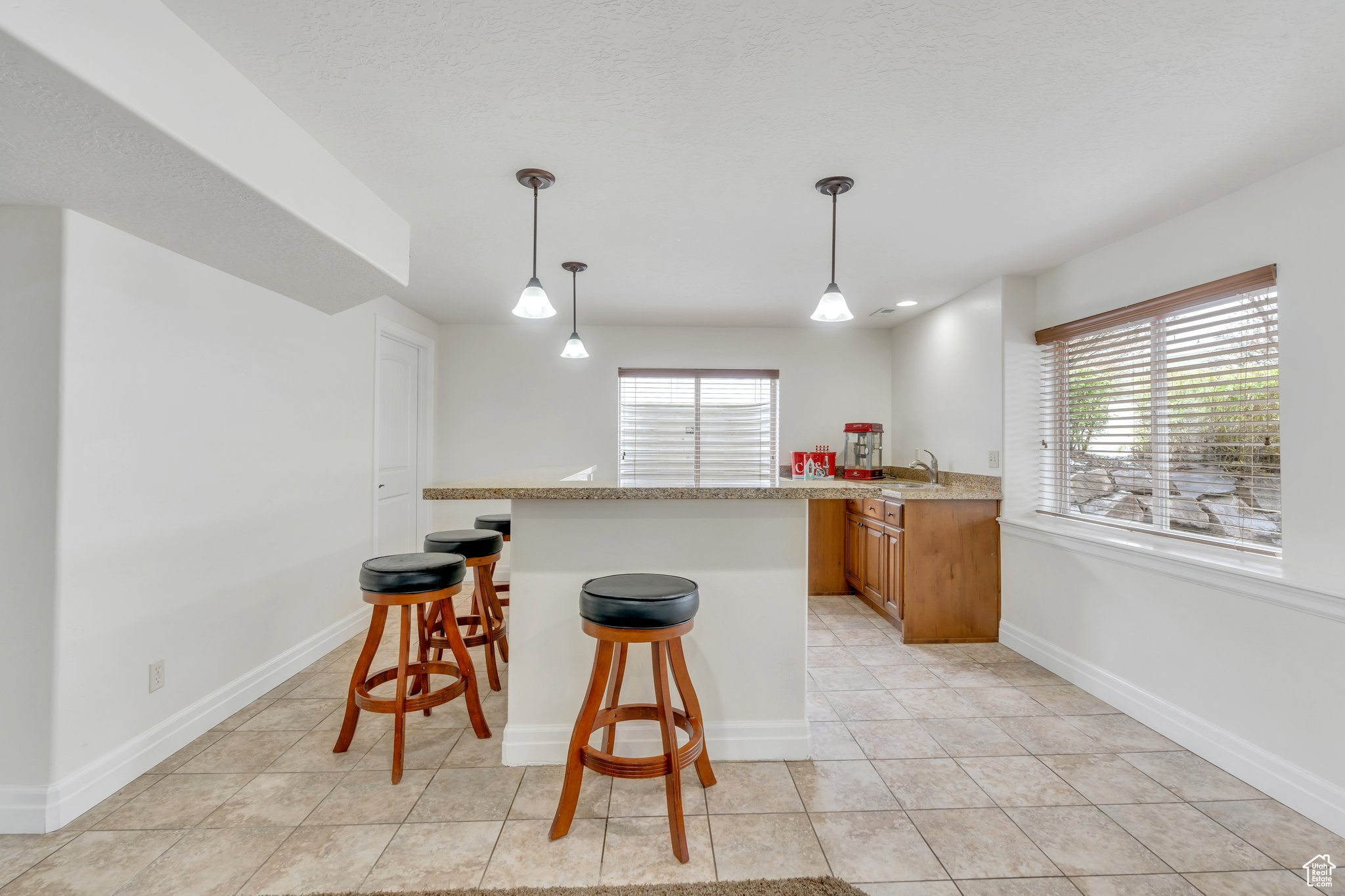 985 W SUNRISE LN