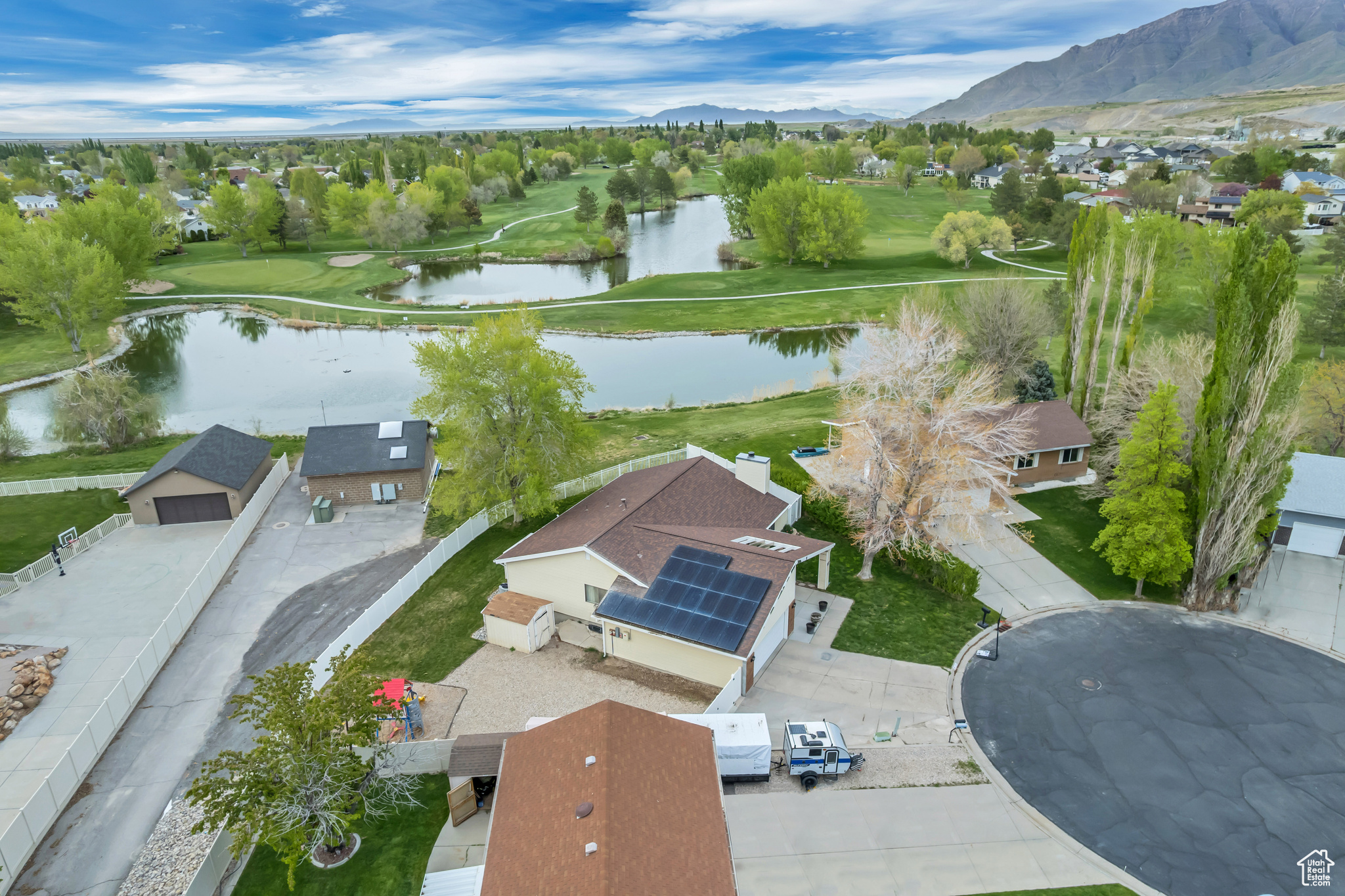 239 COUNTRY CLUB DR
