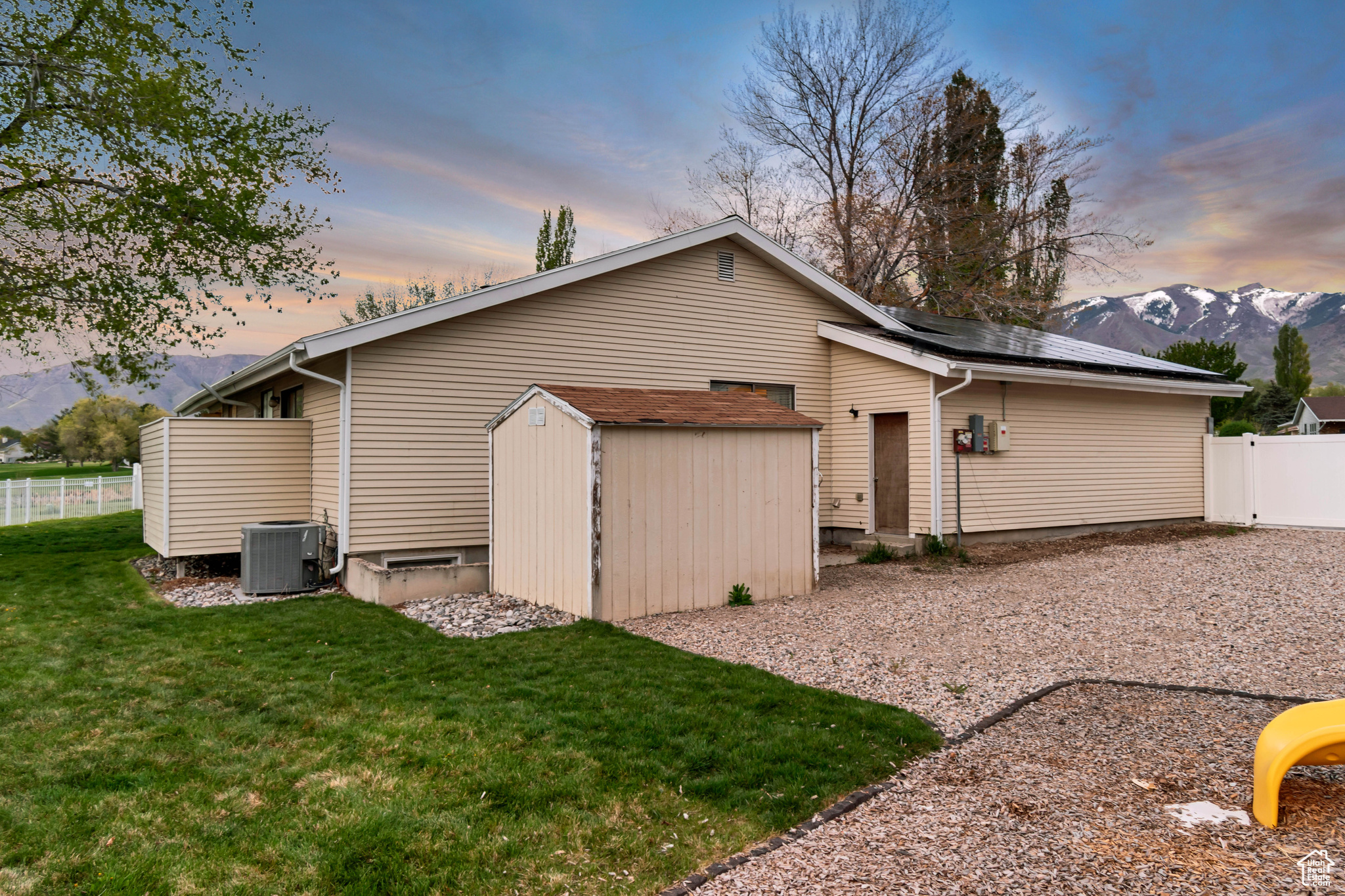 239 COUNTRY CLUB DR