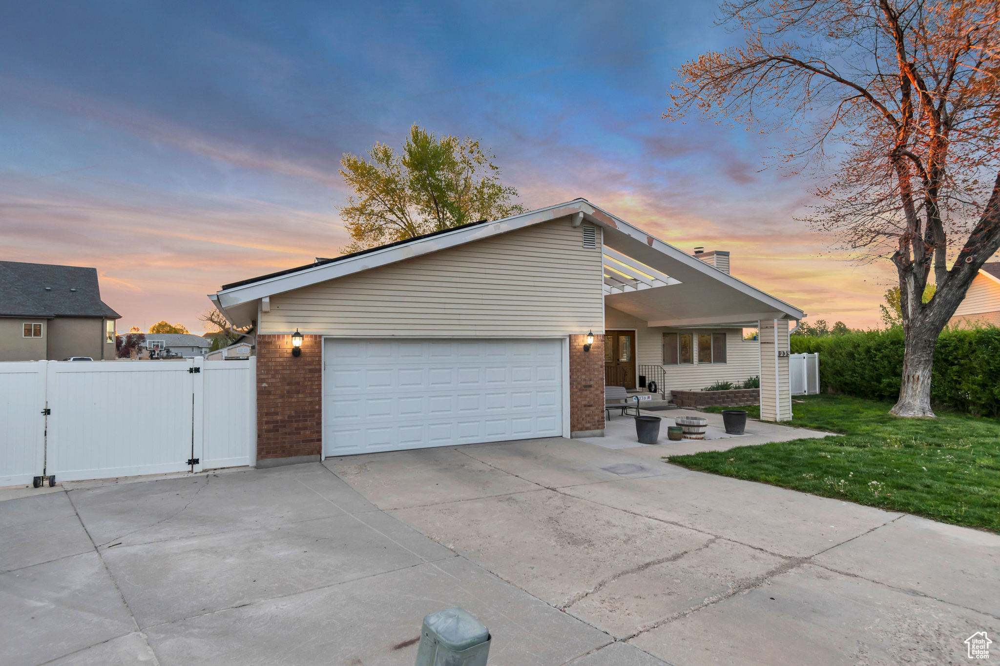 239 COUNTRY CLUB DR