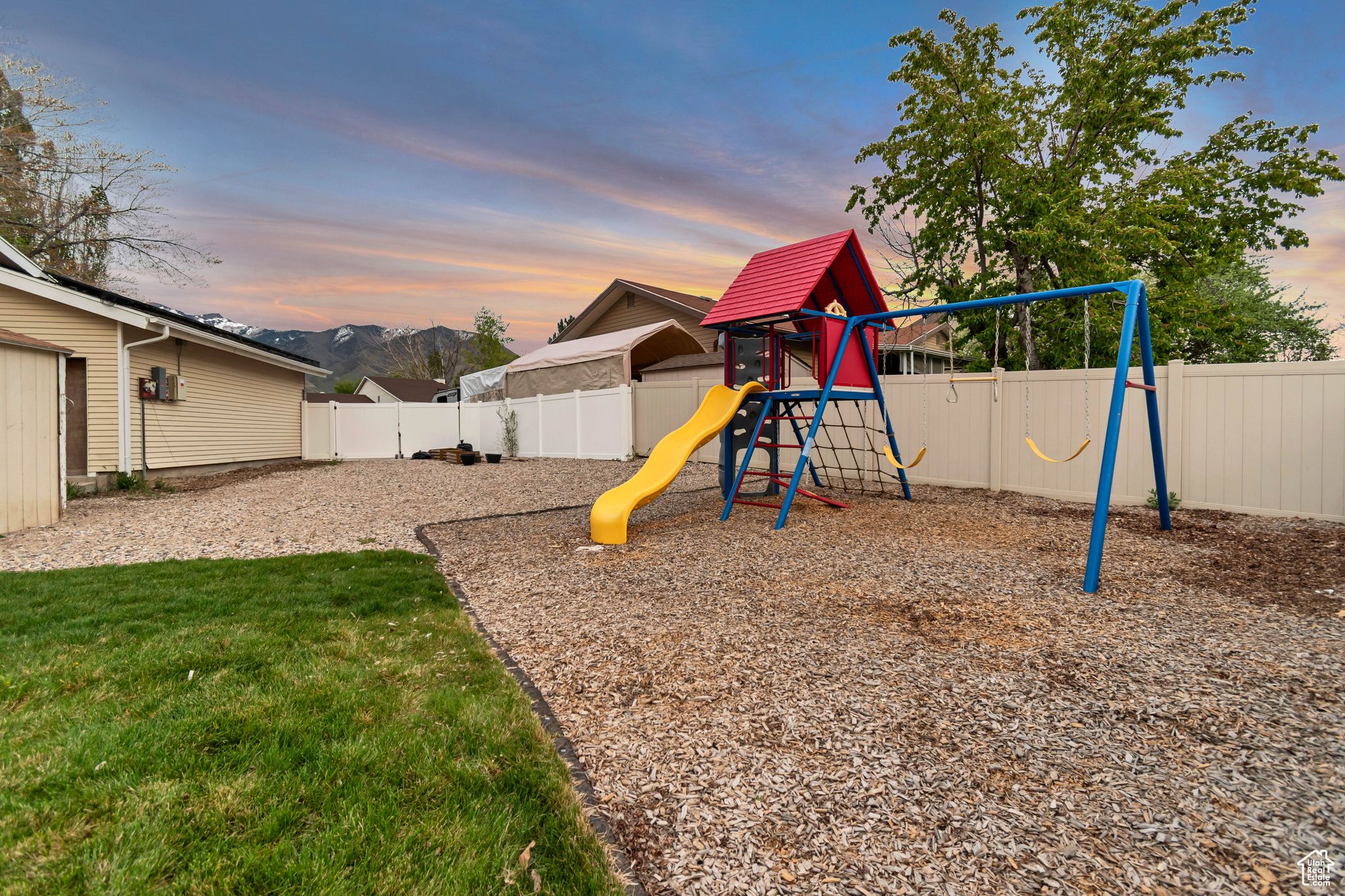 239 COUNTRY CLUB DR