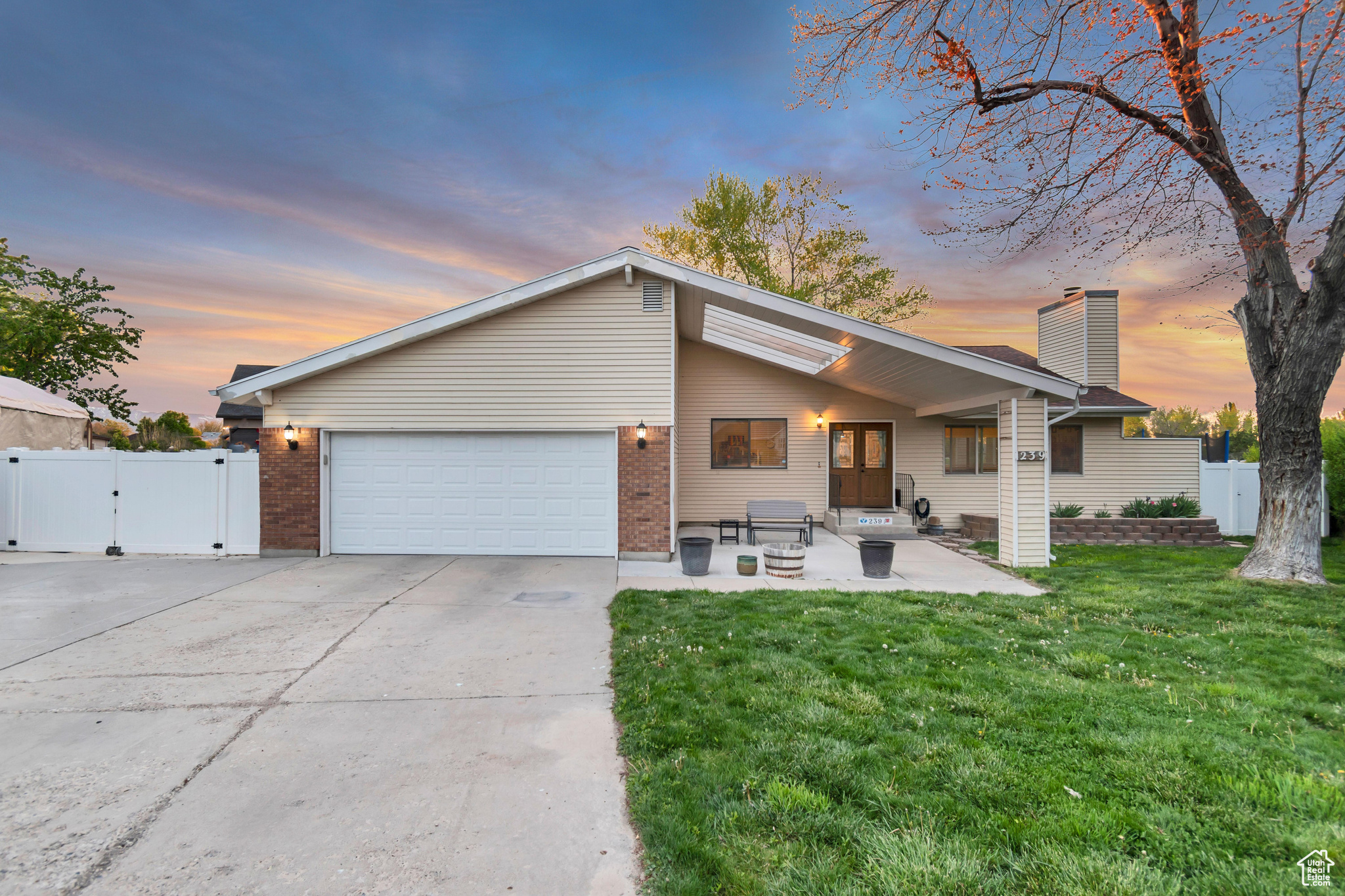 239 COUNTRY CLUB DR