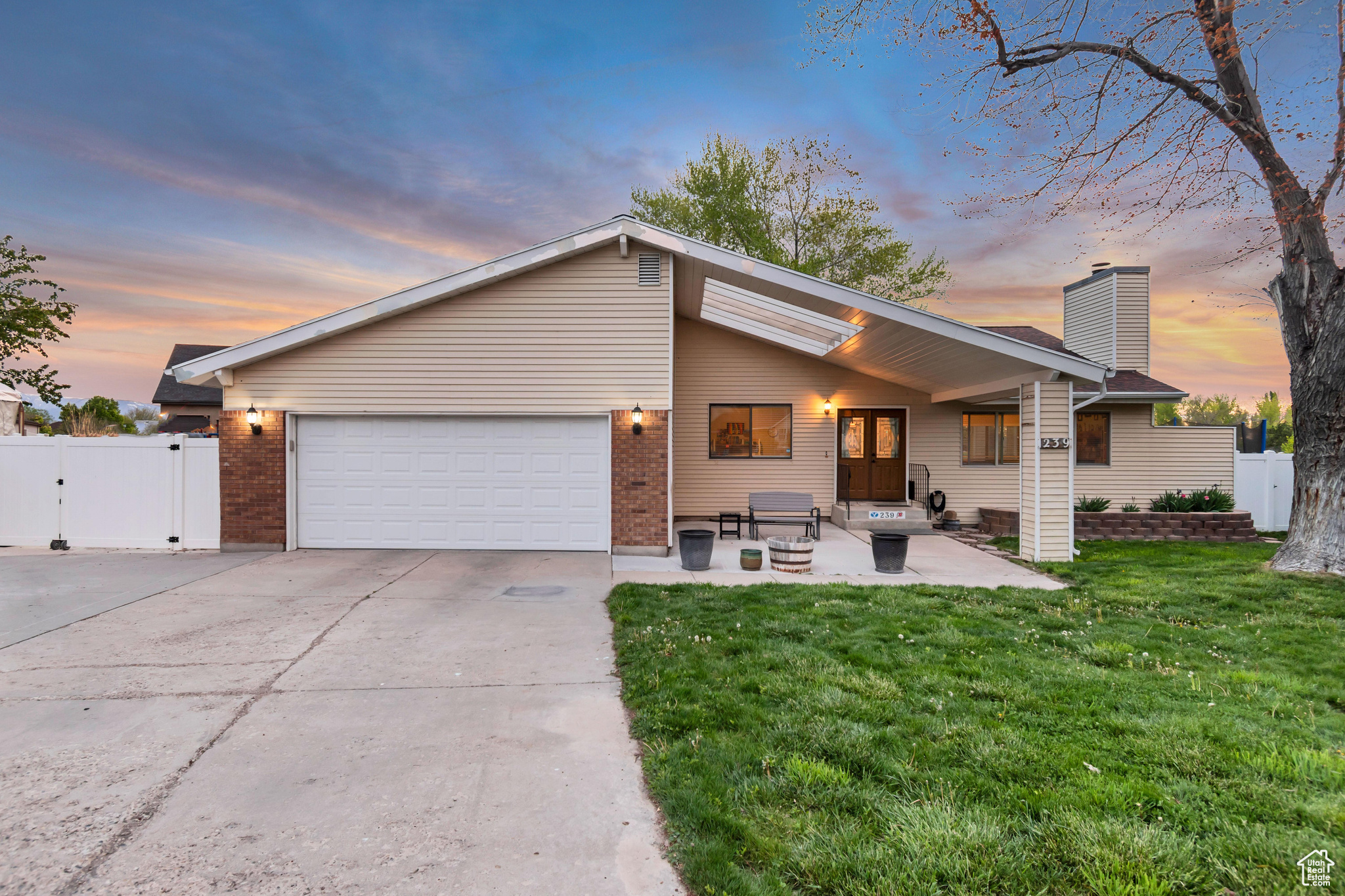 239 COUNTRY CLUB DR