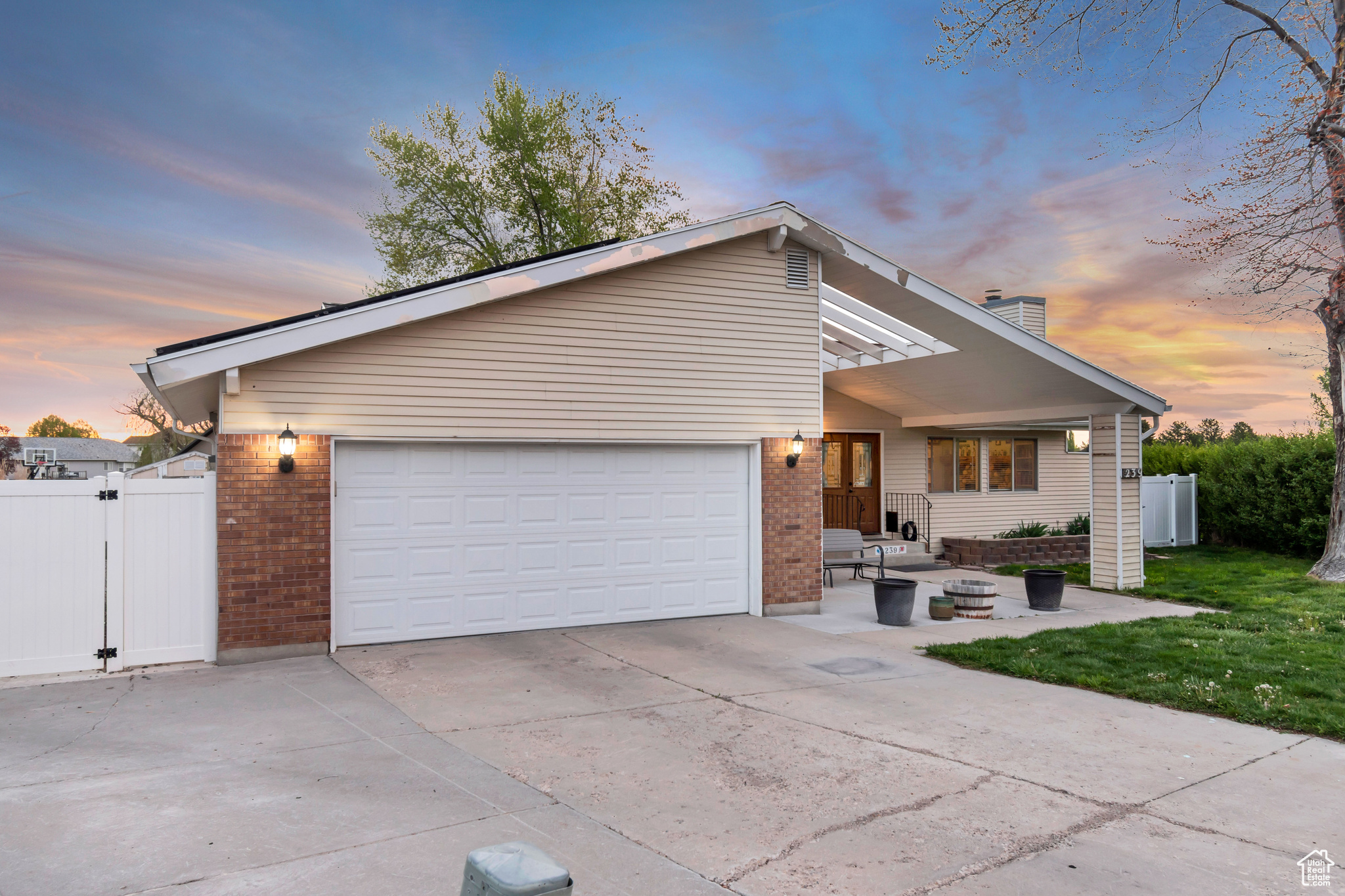 239 COUNTRY CLUB DR