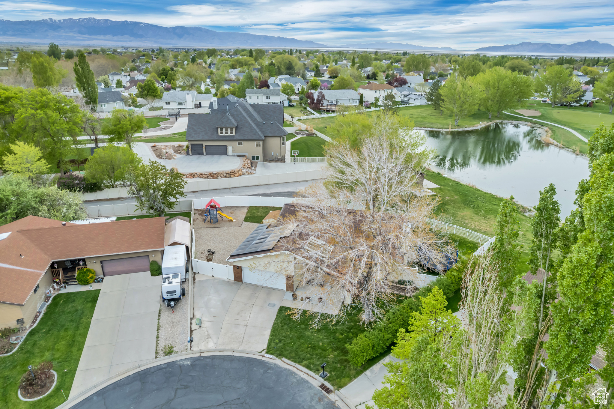 239 COUNTRY CLUB DR