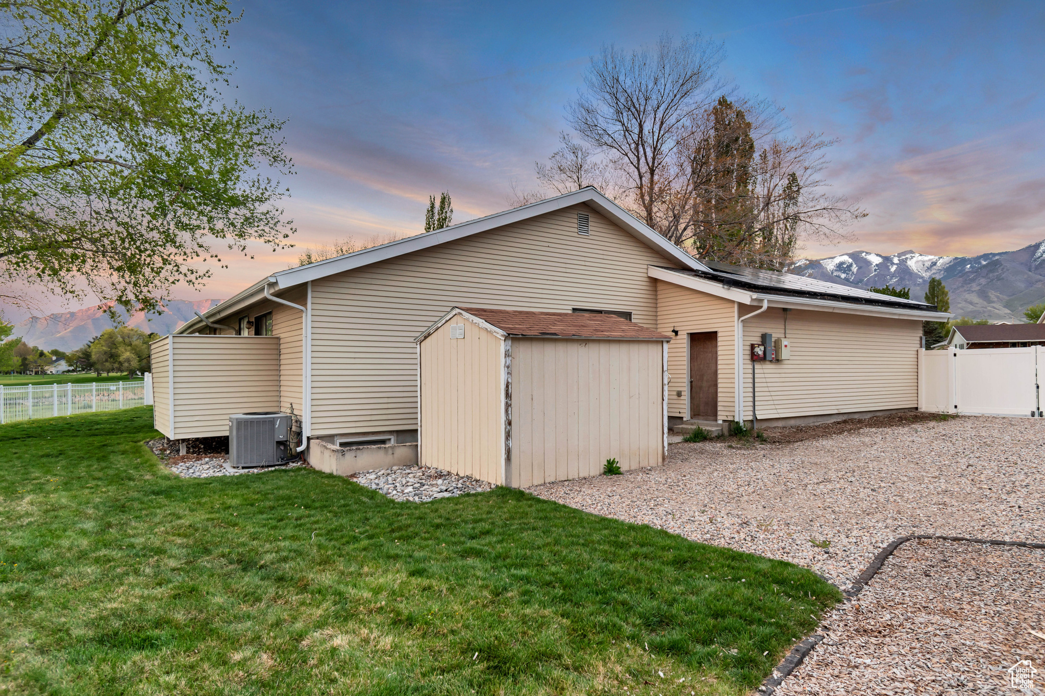 239 COUNTRY CLUB DR