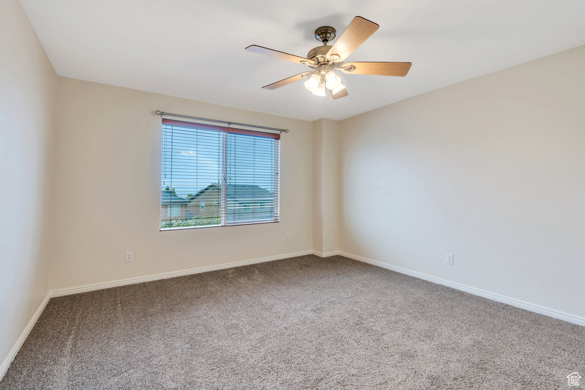 7812 N CRESTWOOD CIR