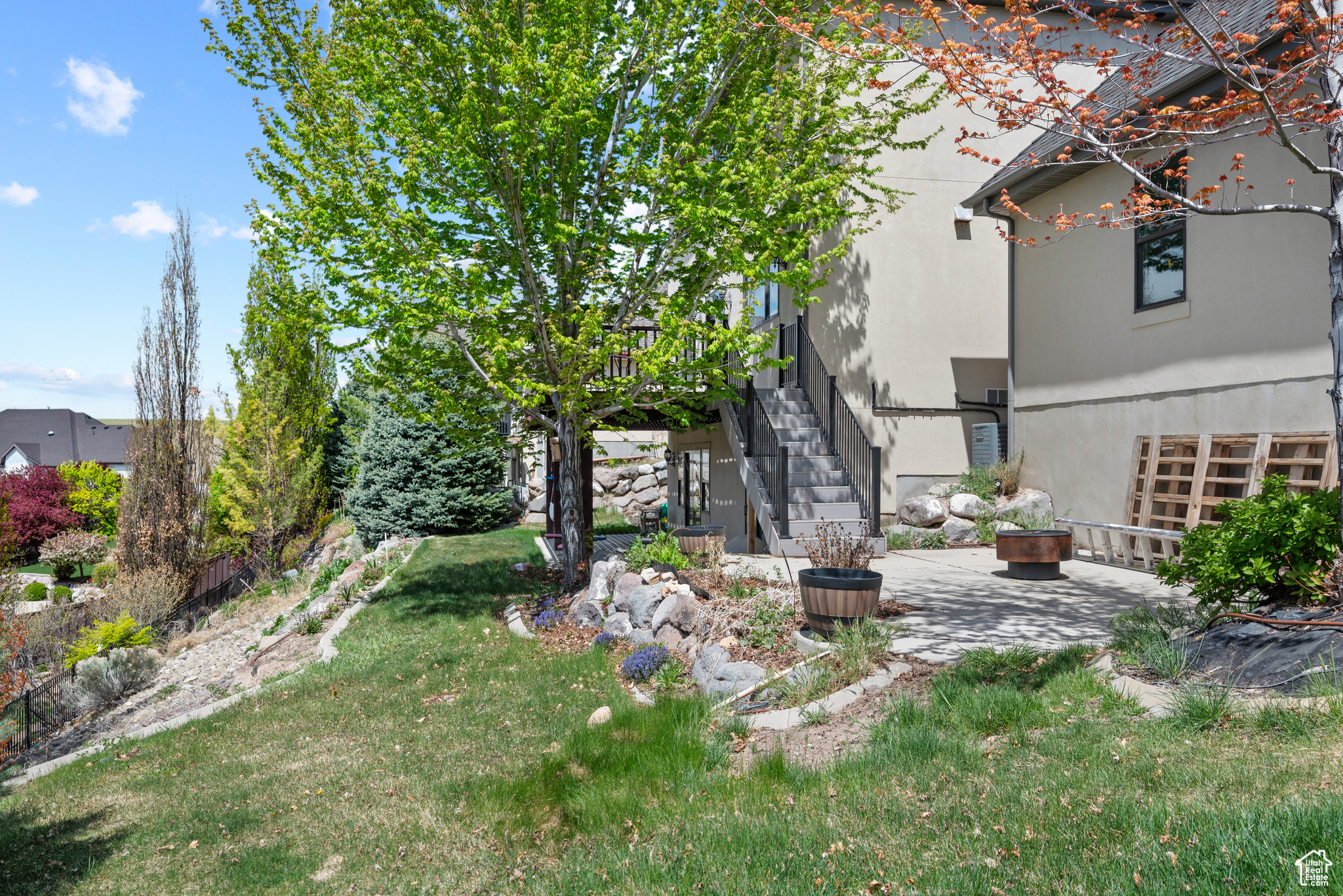 5047 N LARKWOOD LN