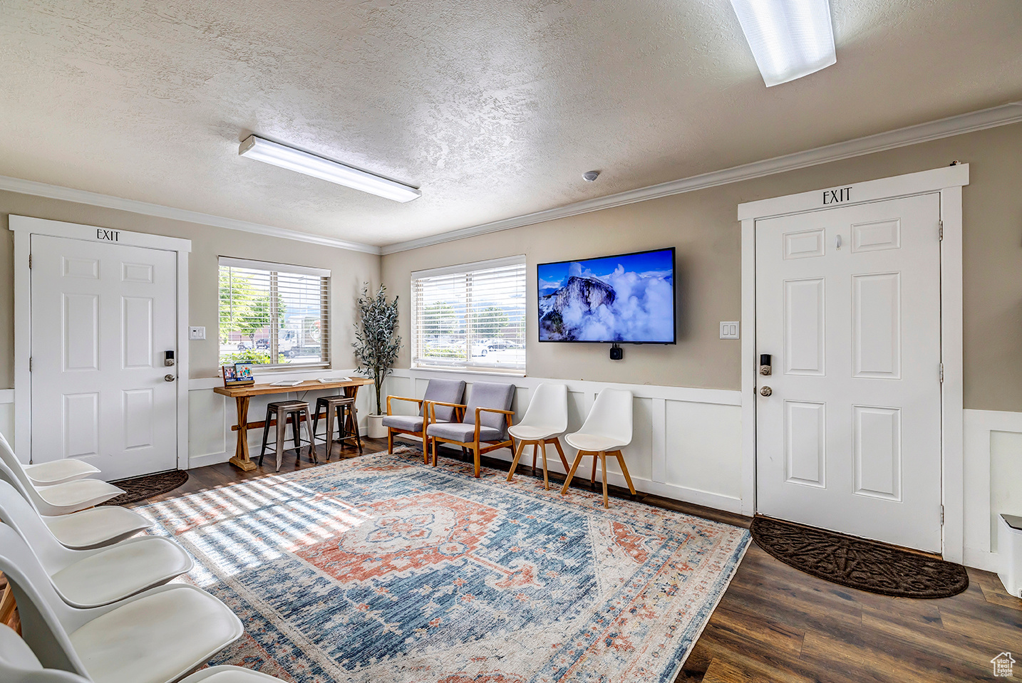 588 E MAIN ST