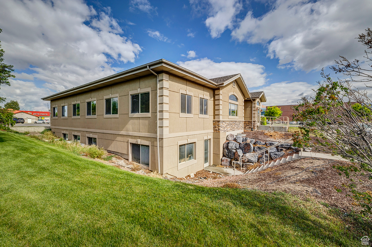 588 E MAIN ST