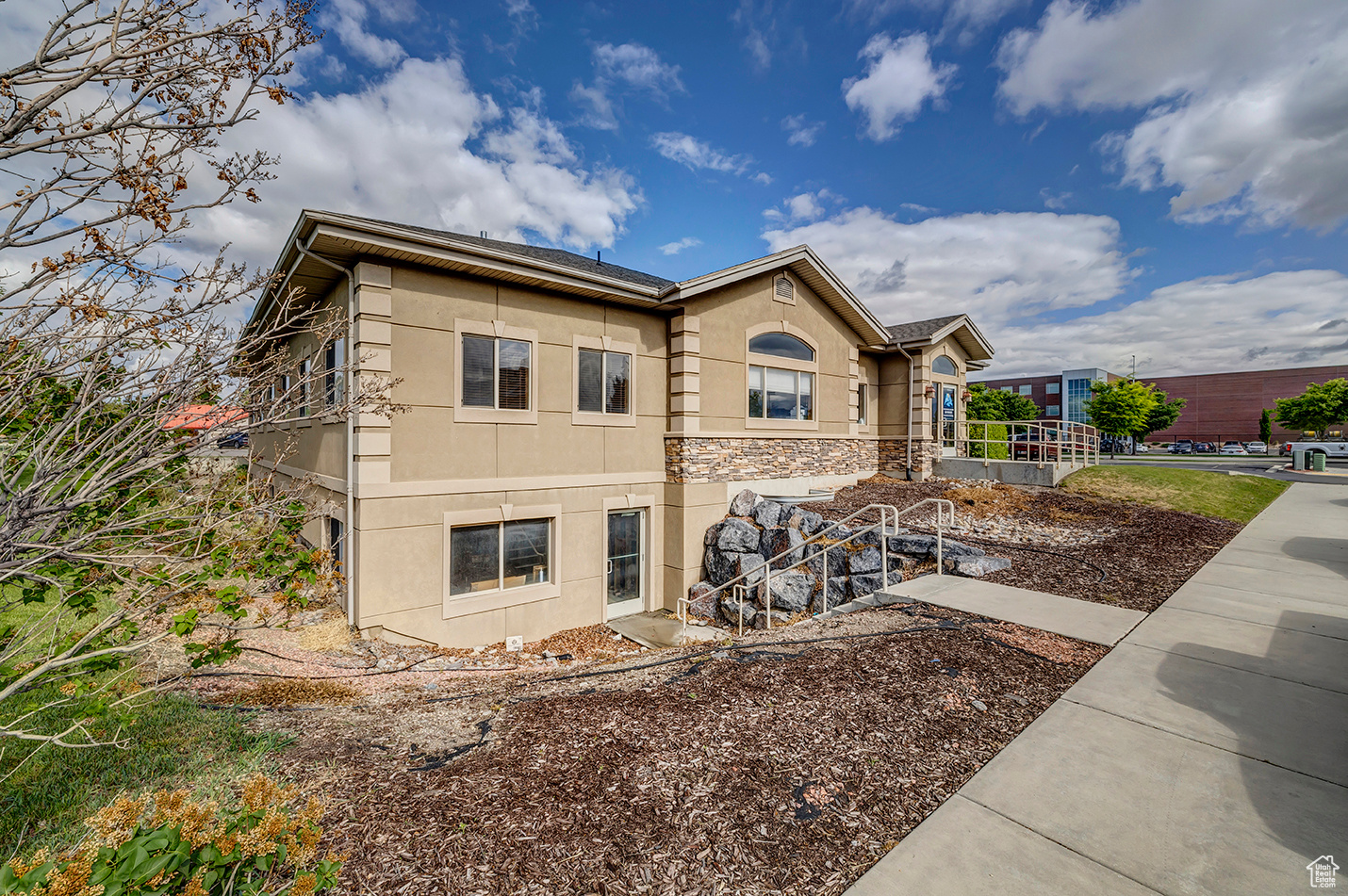 588 E MAIN ST