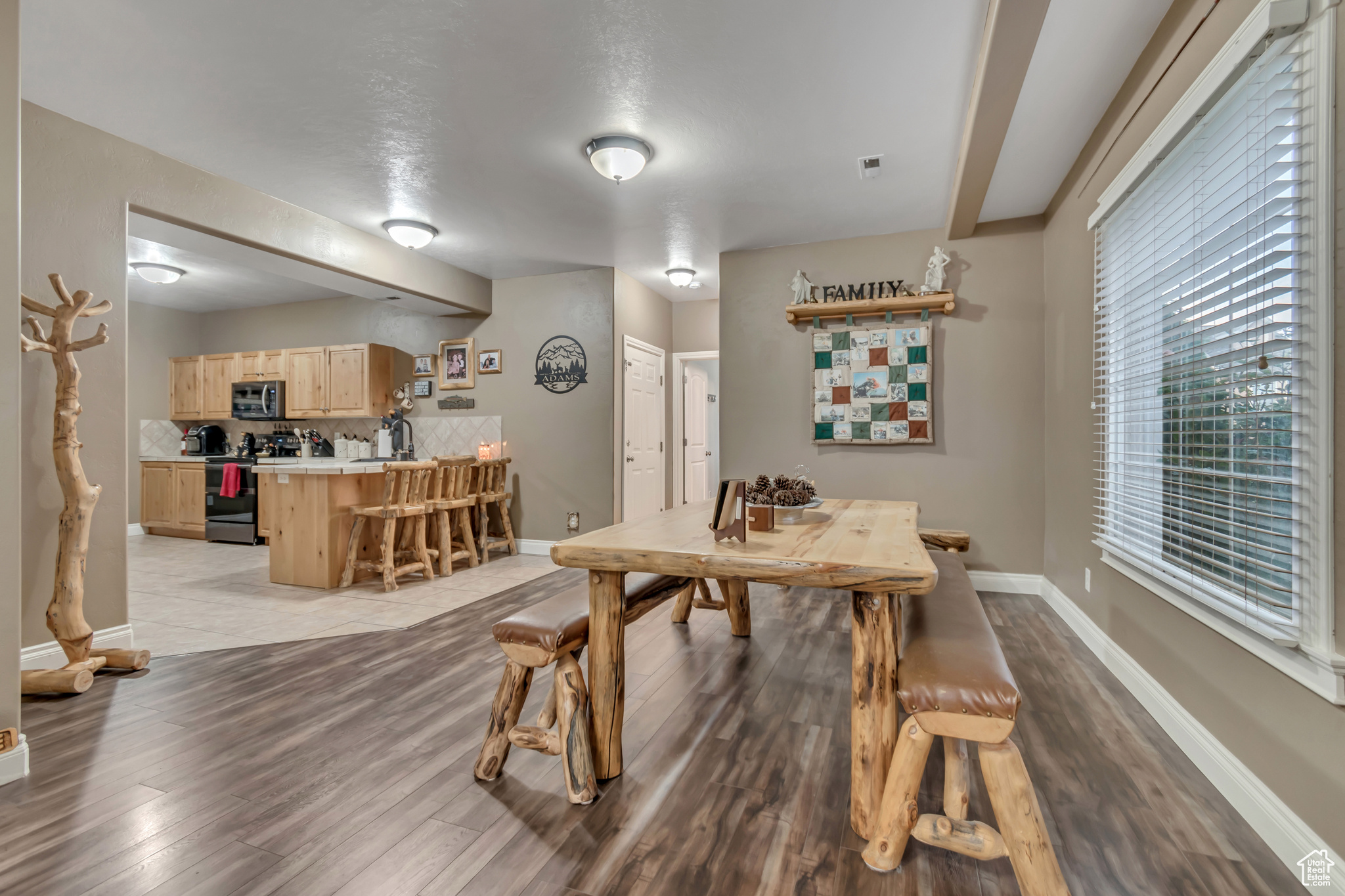 3094 E SOMERSET DR