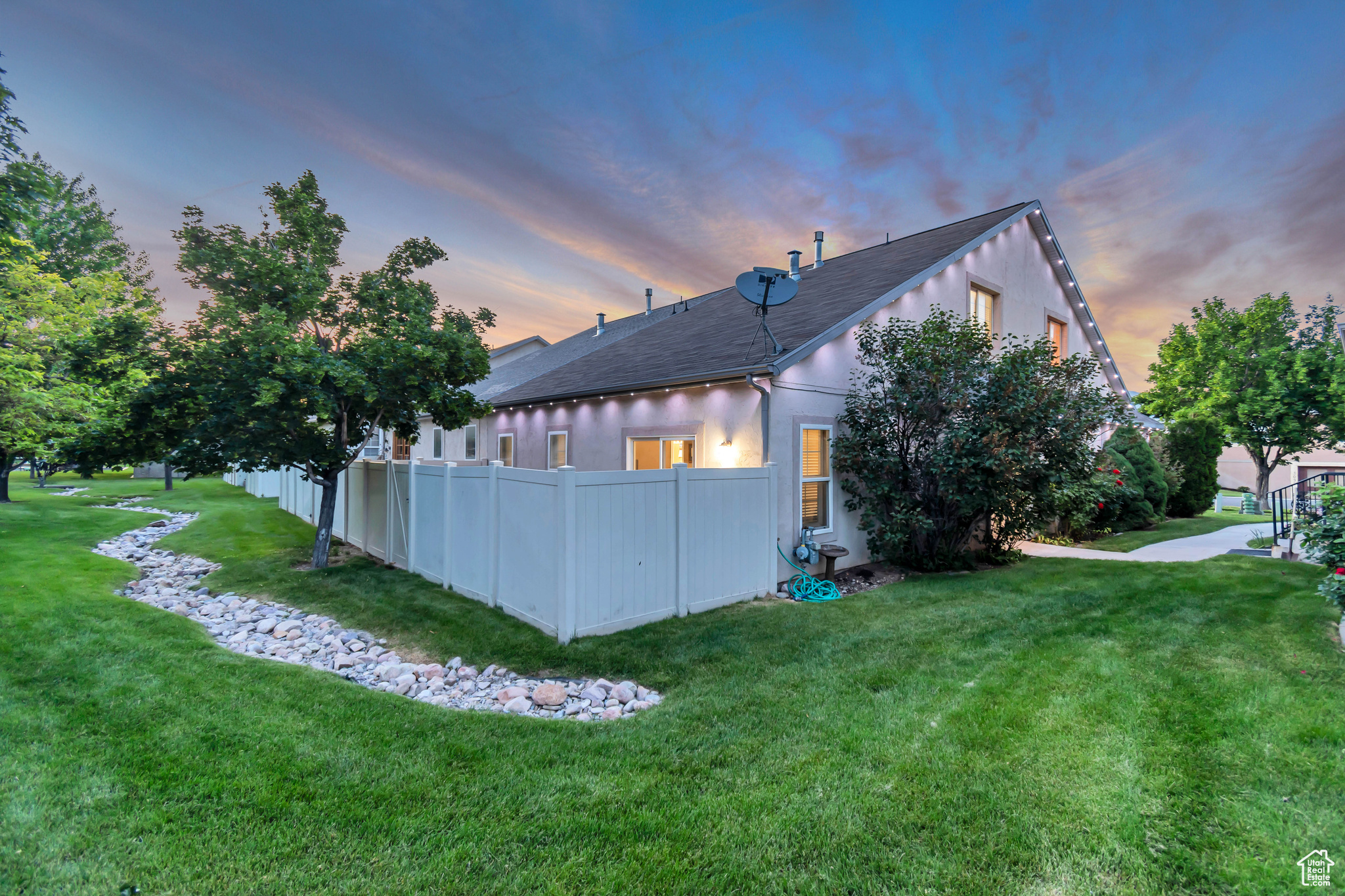3094 E SOMERSET DR